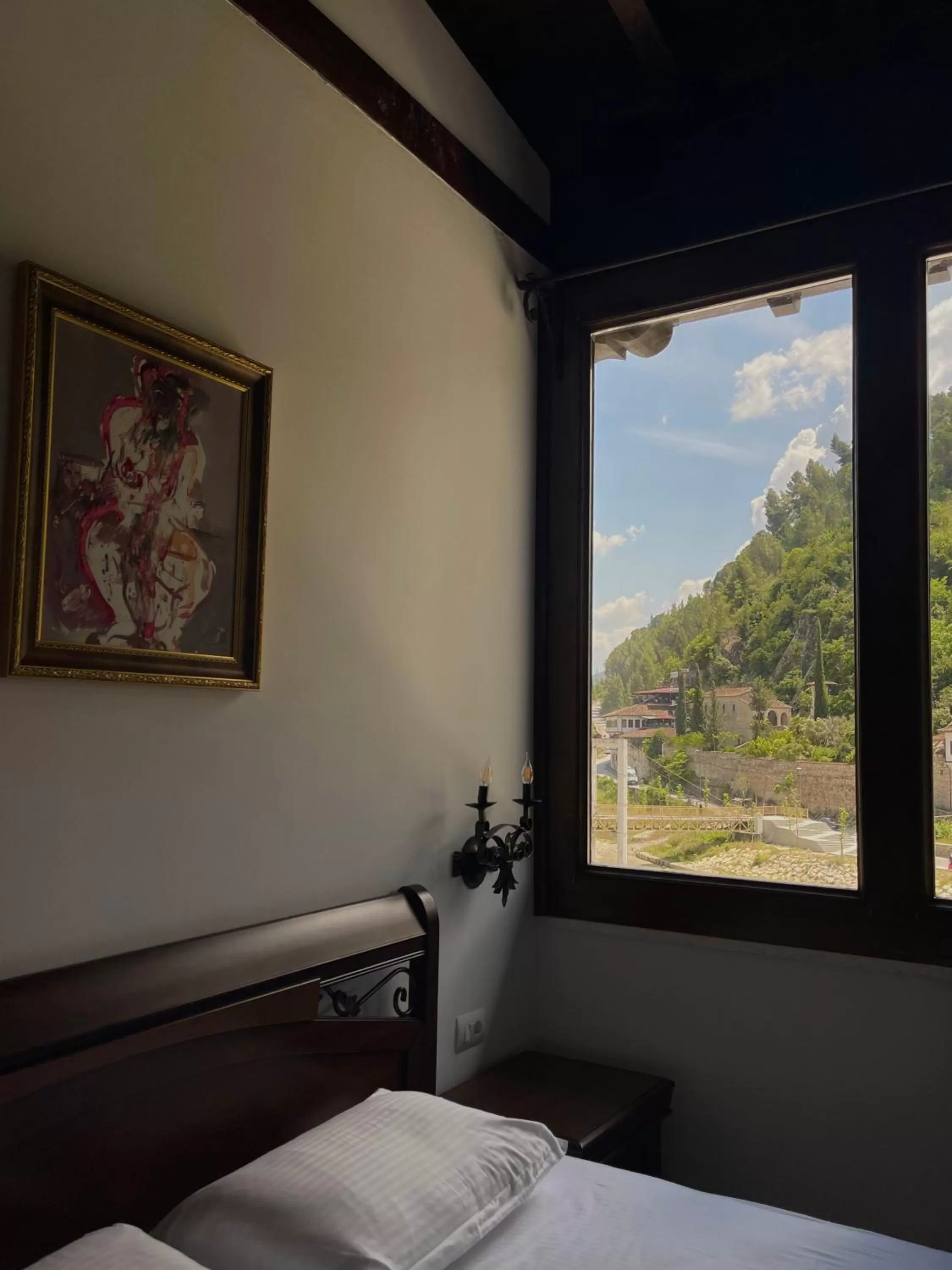 Bed in White House Berat