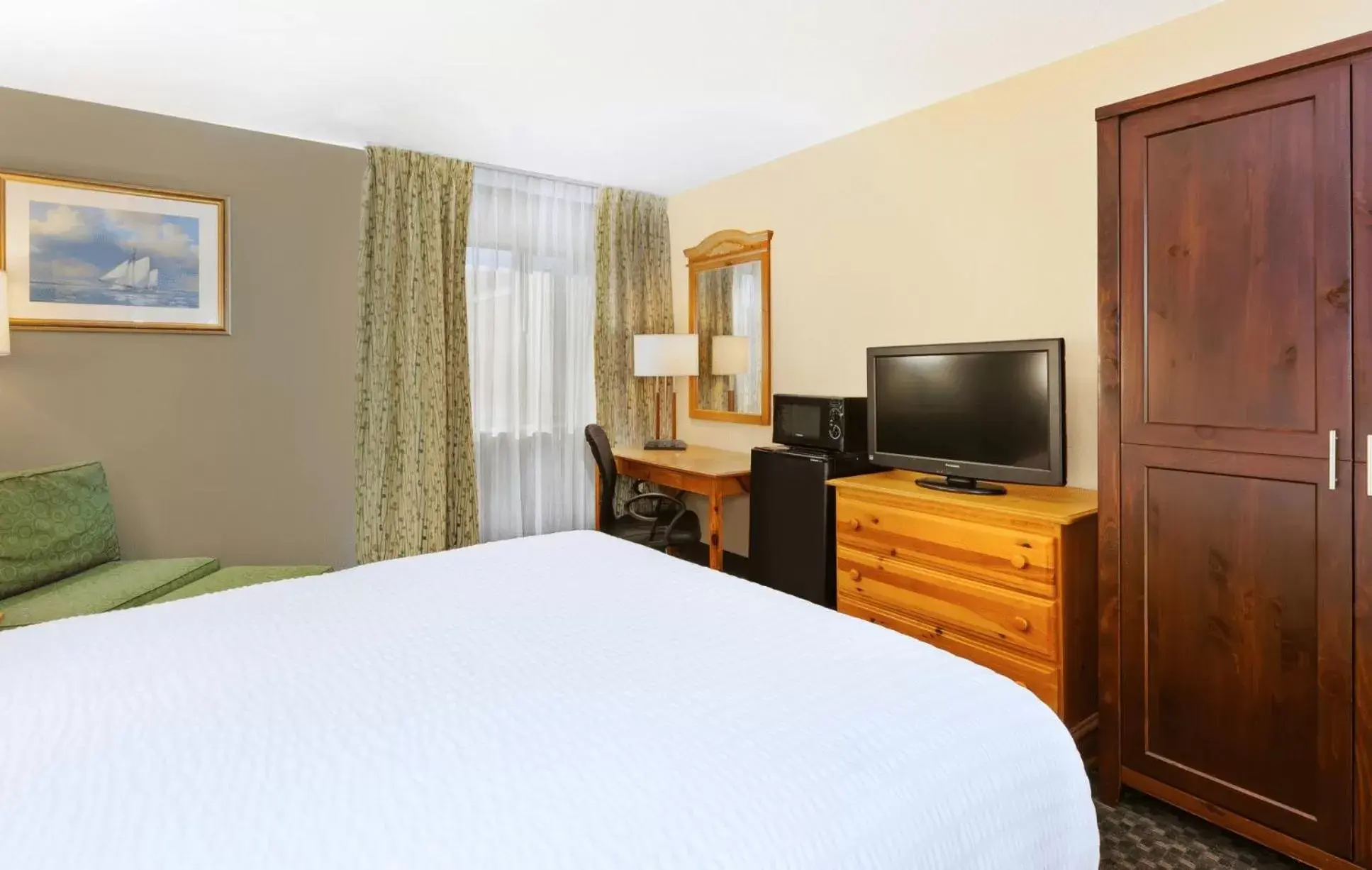 Queen Room - Accessible/Non-Smoking in Clarion Hotel Seekonk - Providence Queen Room - Accessible/Non-Smoking in Clarion Hotel Seekonk - Providence