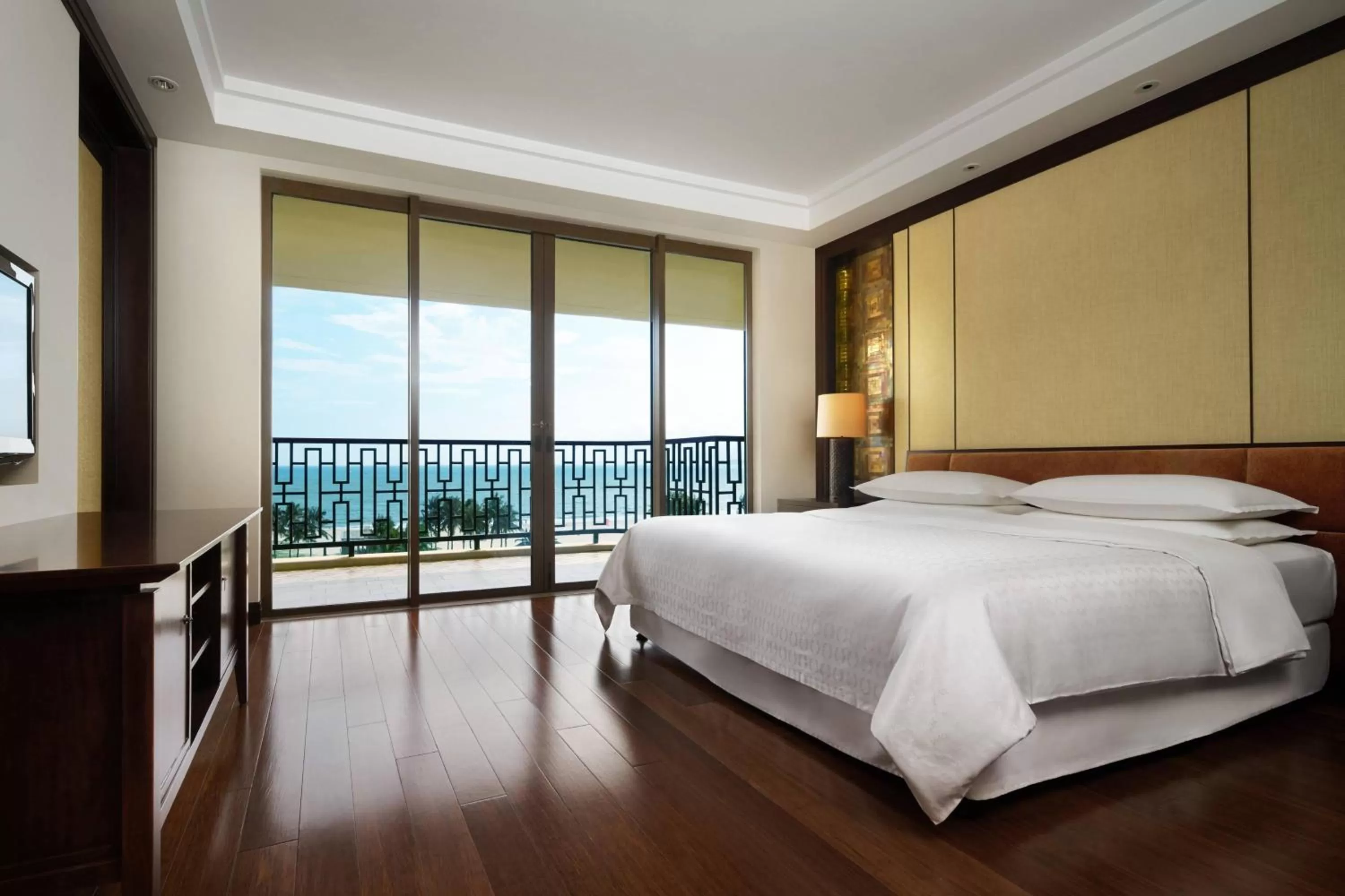 Photo of the whole room, Bed in Sheraton Shenzhou Peninsula Resort