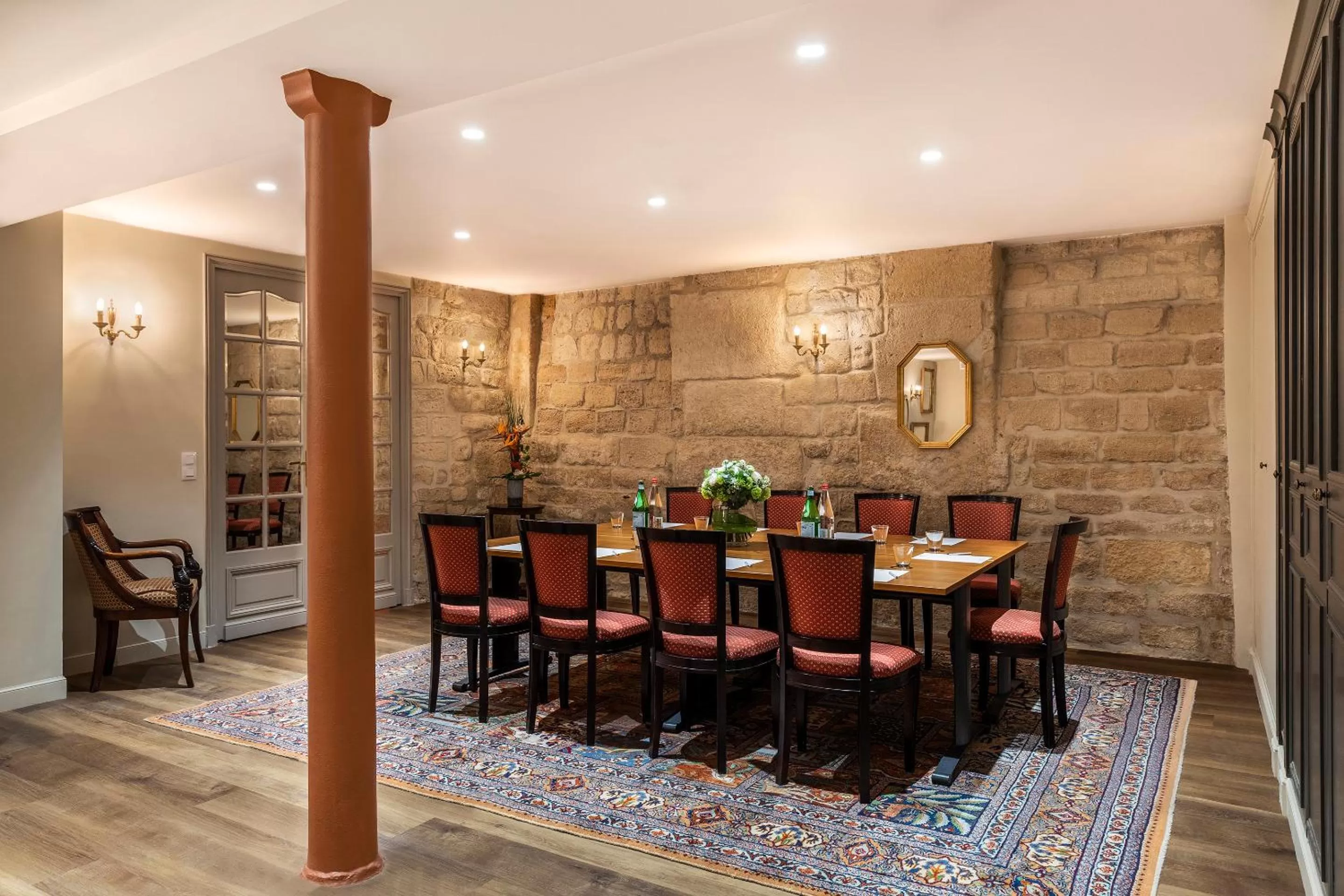 Dining area in Hotel Ducs de Bourgogne