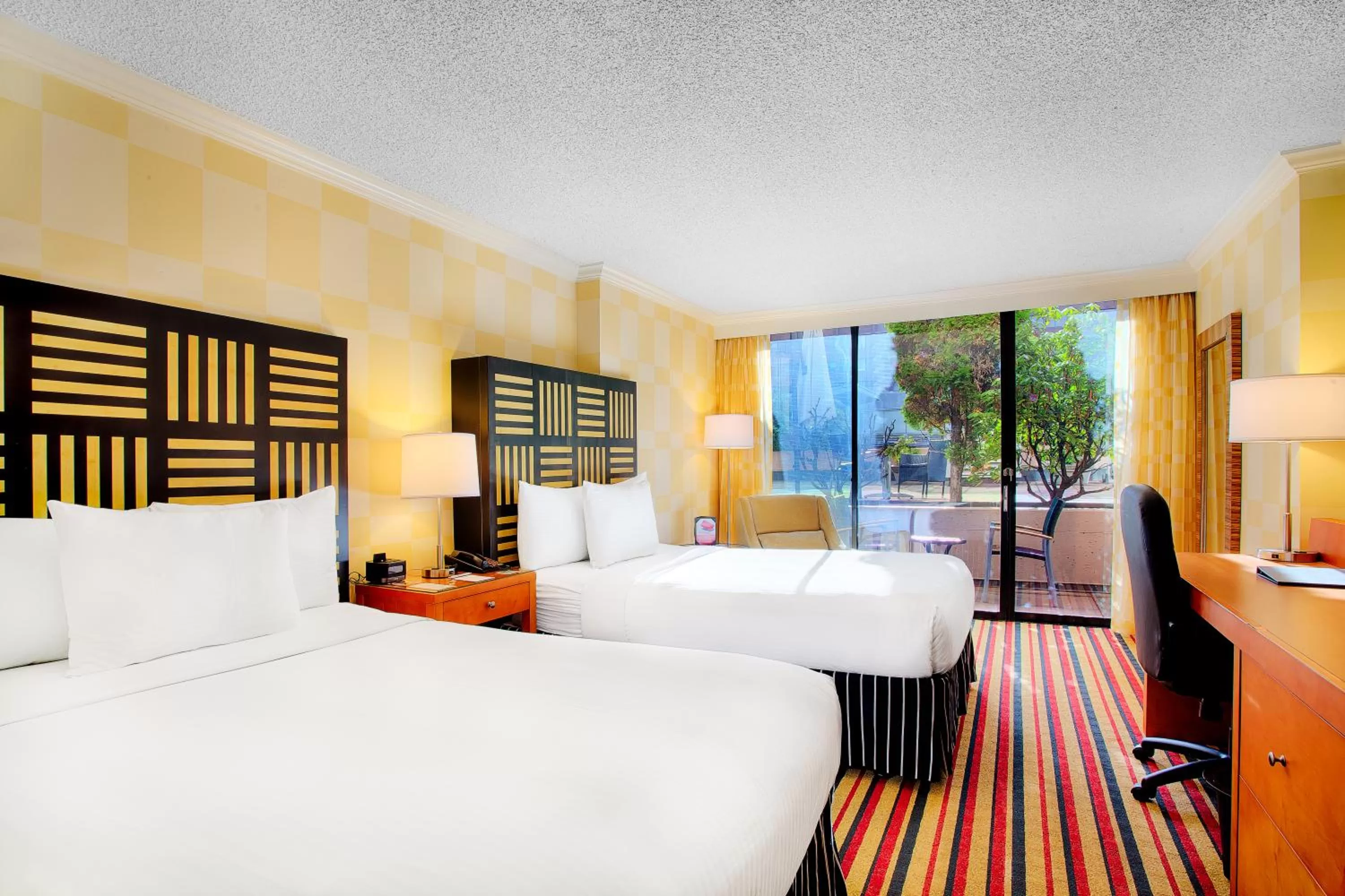 Patio, Bed in Pinnacle Hotel Harbourfront