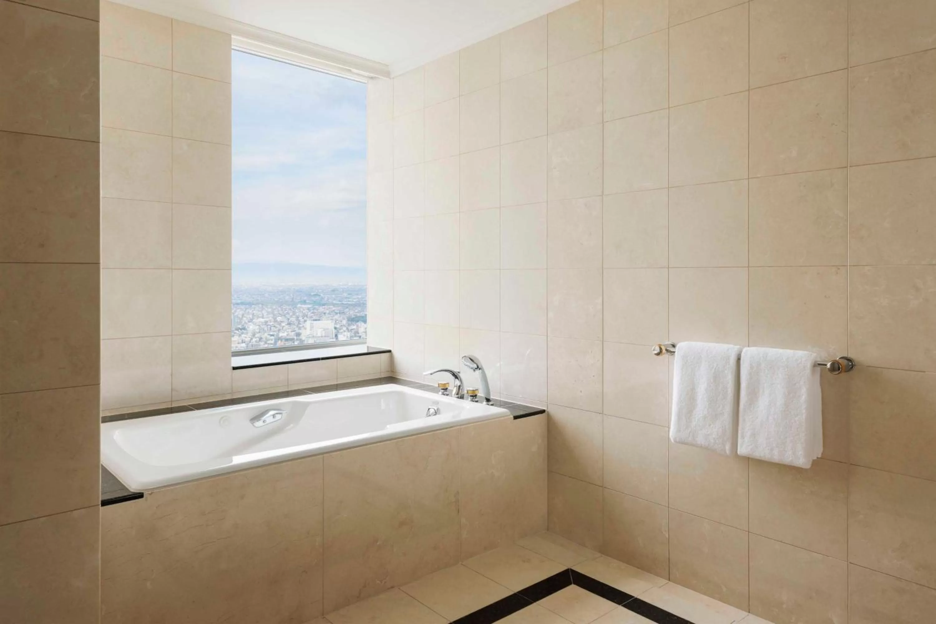 Bathroom, Bed in Nagoya Marriott Associa Hotel