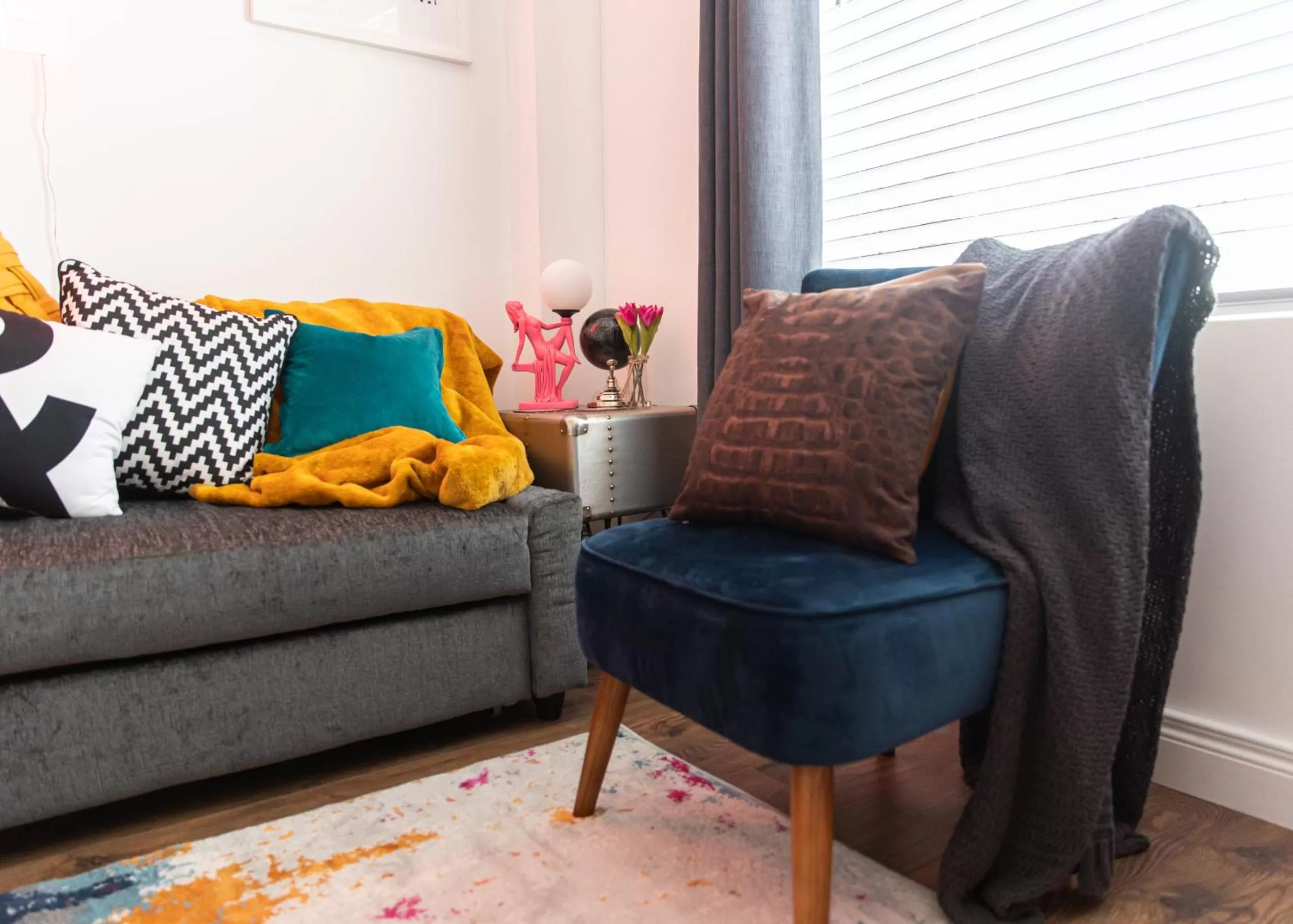 Living room, Seating Area in Entire family home , large rear garden and free parking