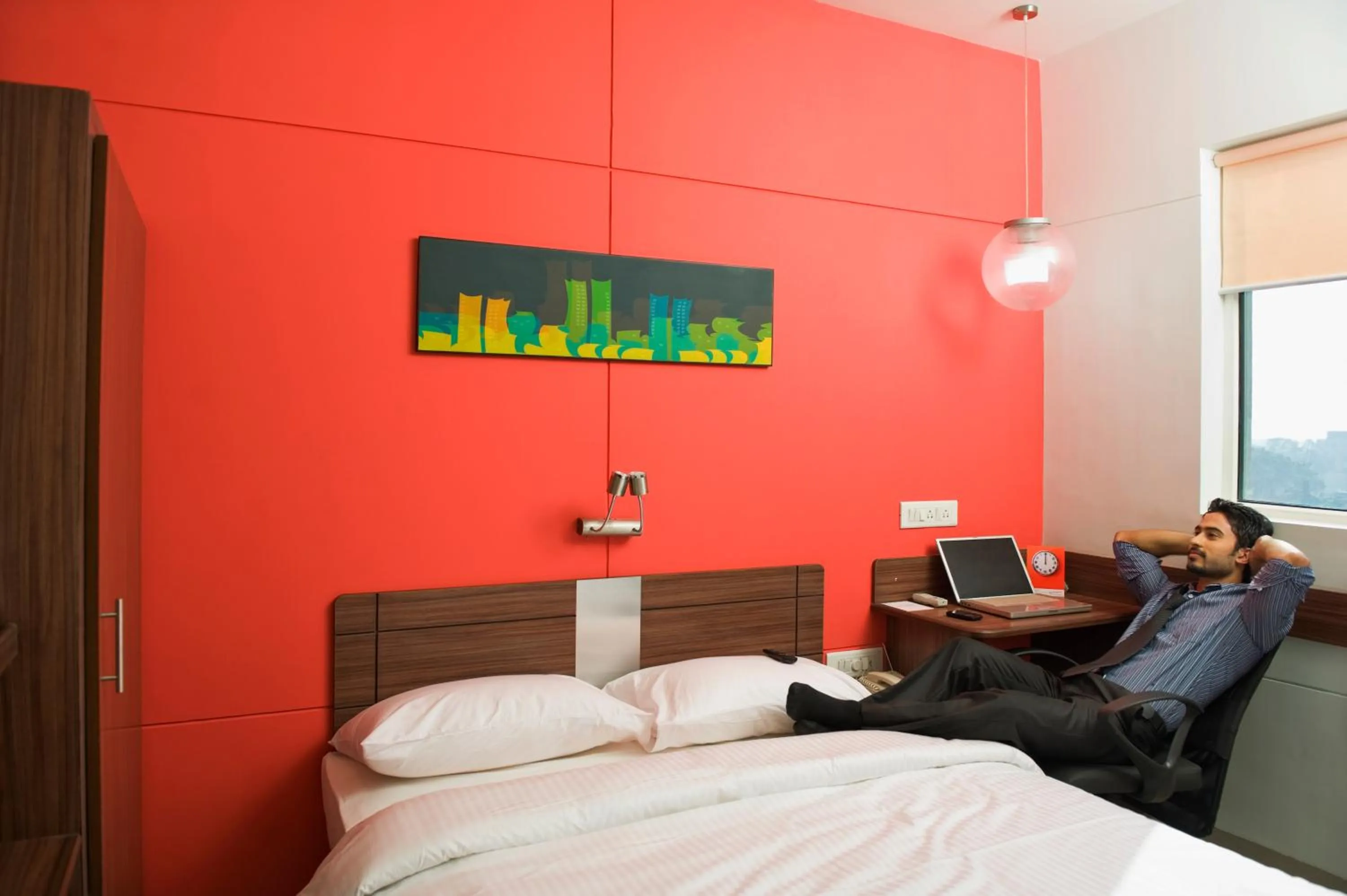 Seating area, Bed in Ginger East Delhi