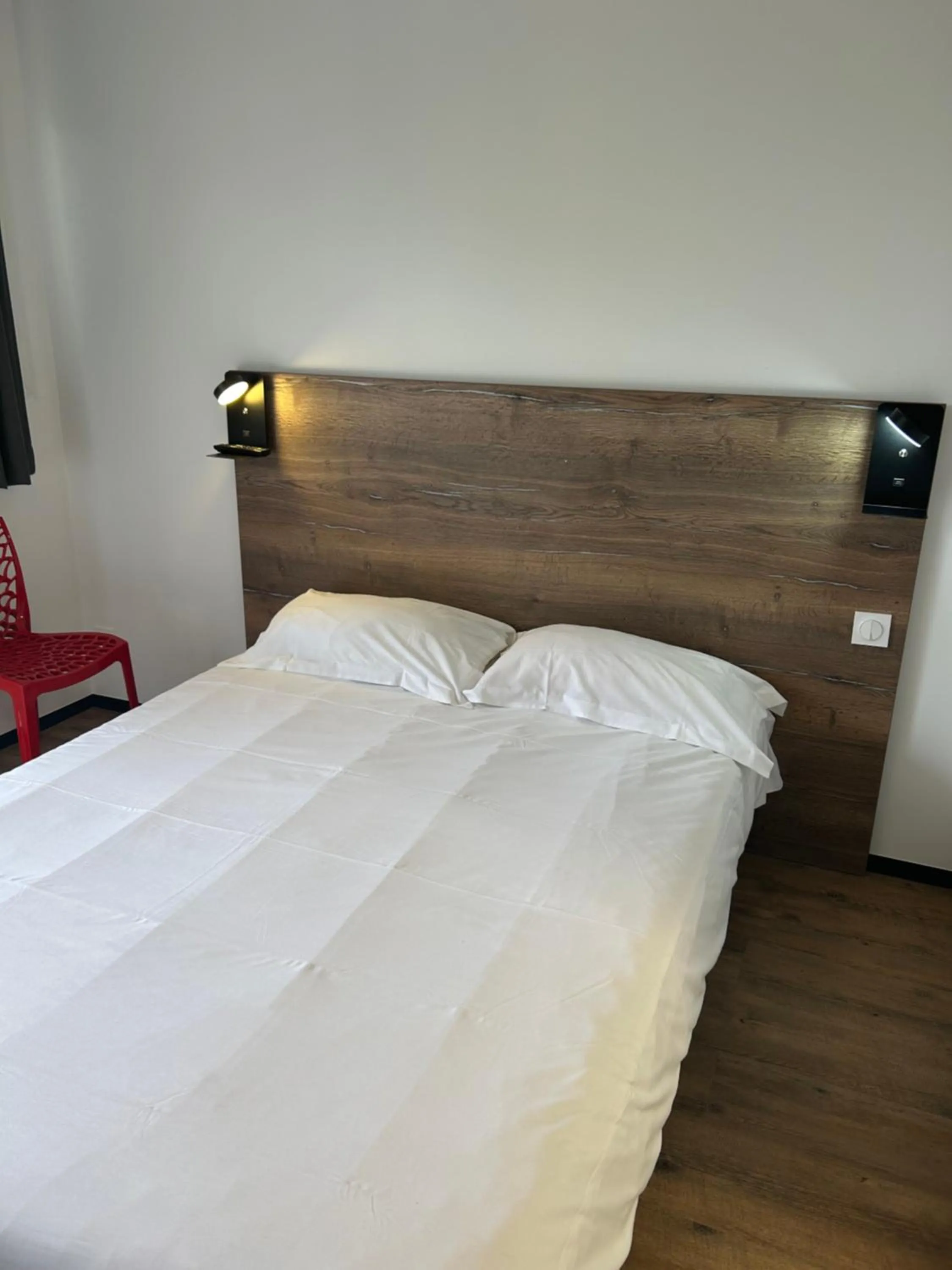 Bedroom, Bed in The Originals Access, Hôtel Tulle