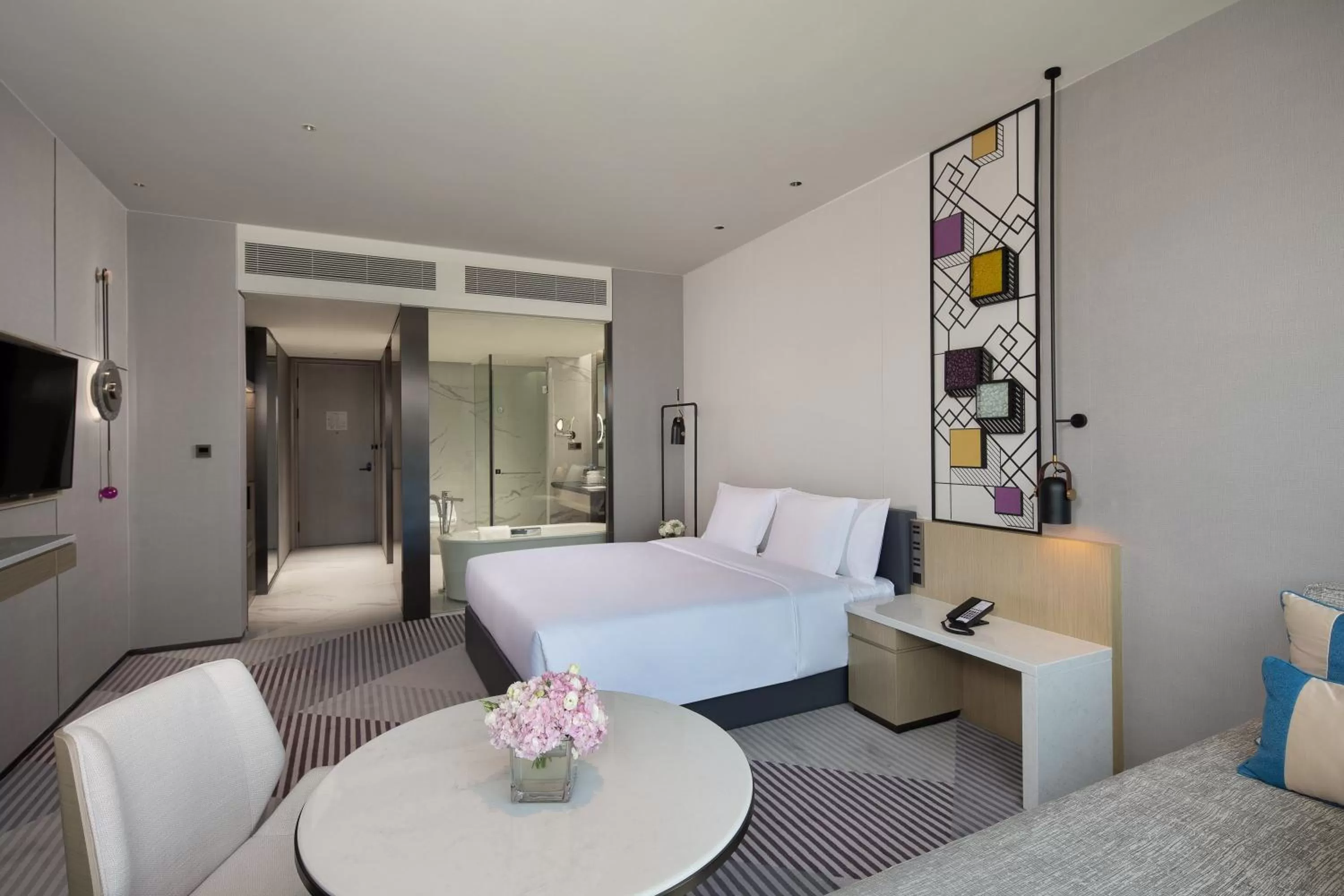 Photo of the whole room, Bed in Crowne Plaza Foshan Nanhai-an IHG Hotel