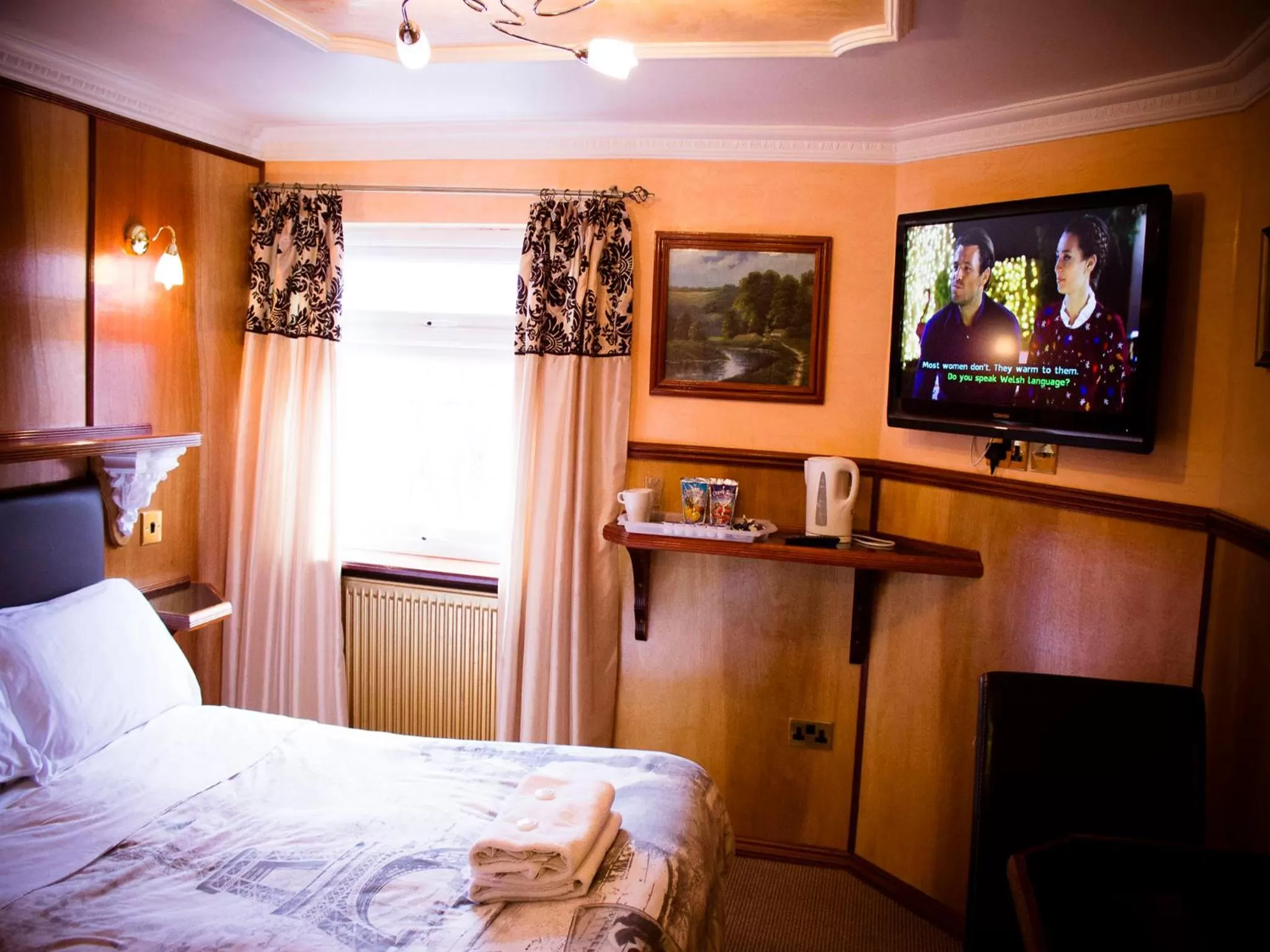Bedroom, Bed in Cricklewood Lodge Hotel