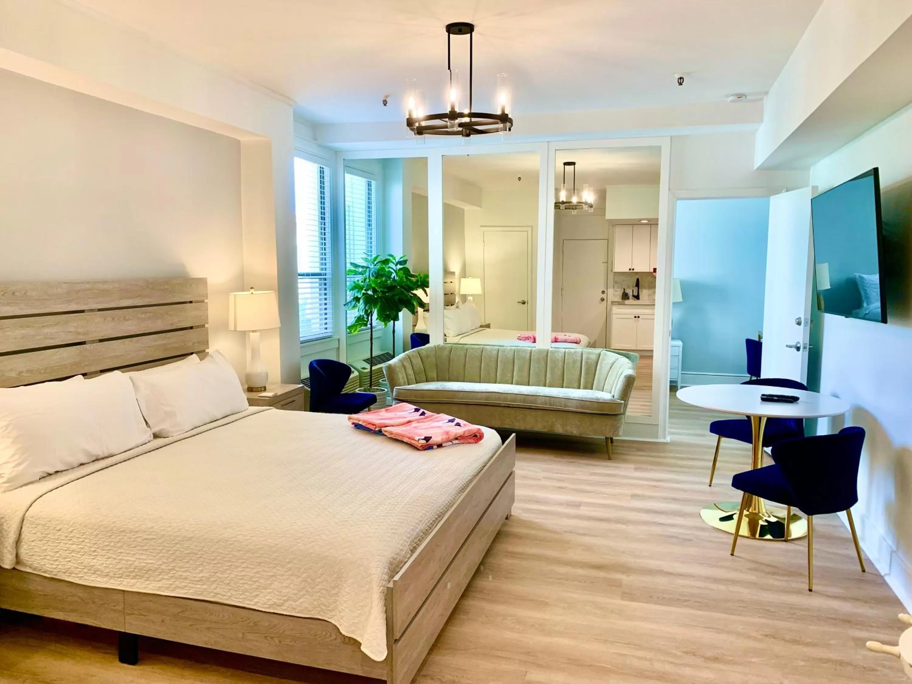 Photo of the whole room, Bed in Tropicals of Palm Beach