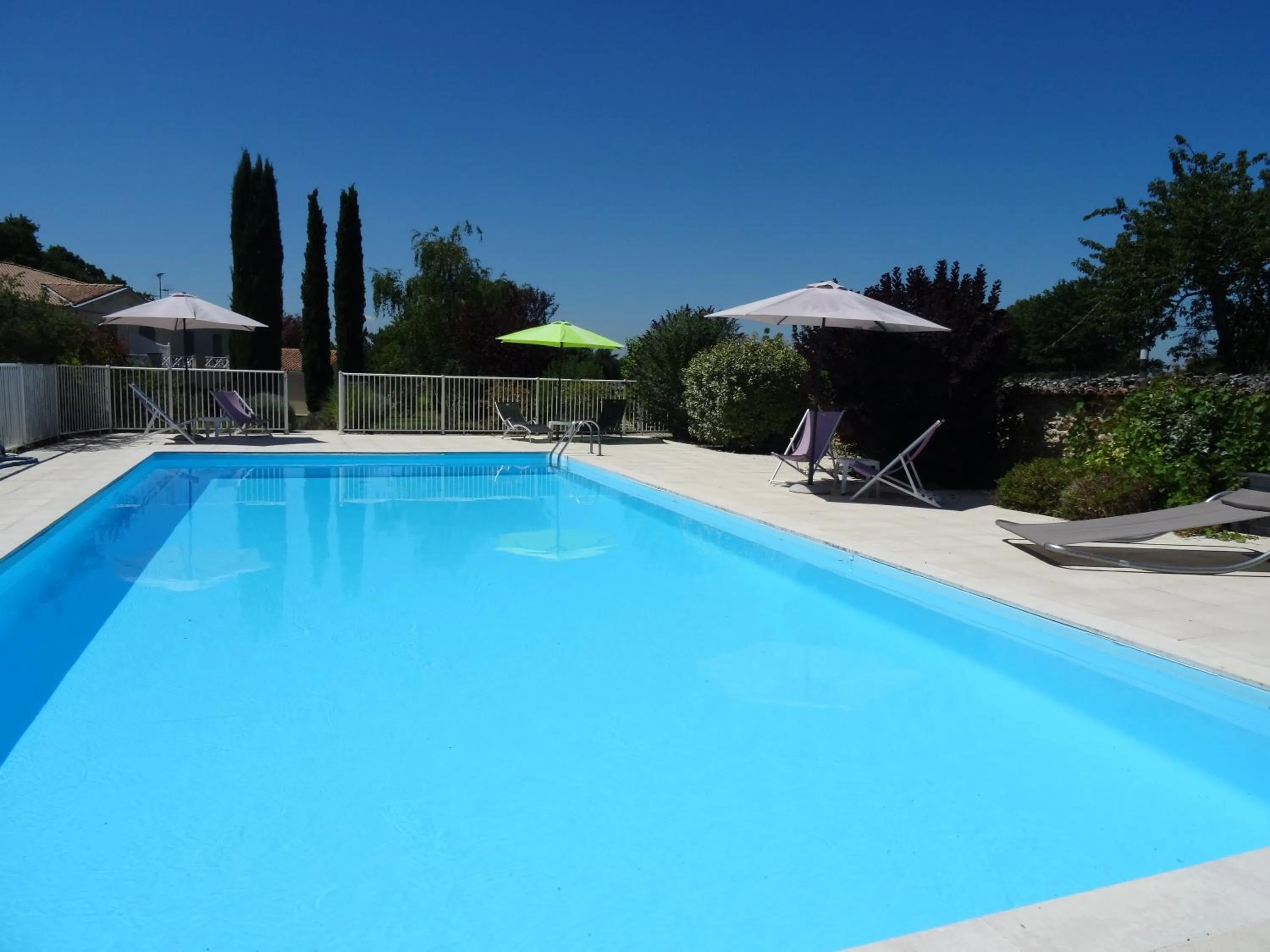 Swimming pool in Domaine de l'Echassier, The Originals Relais