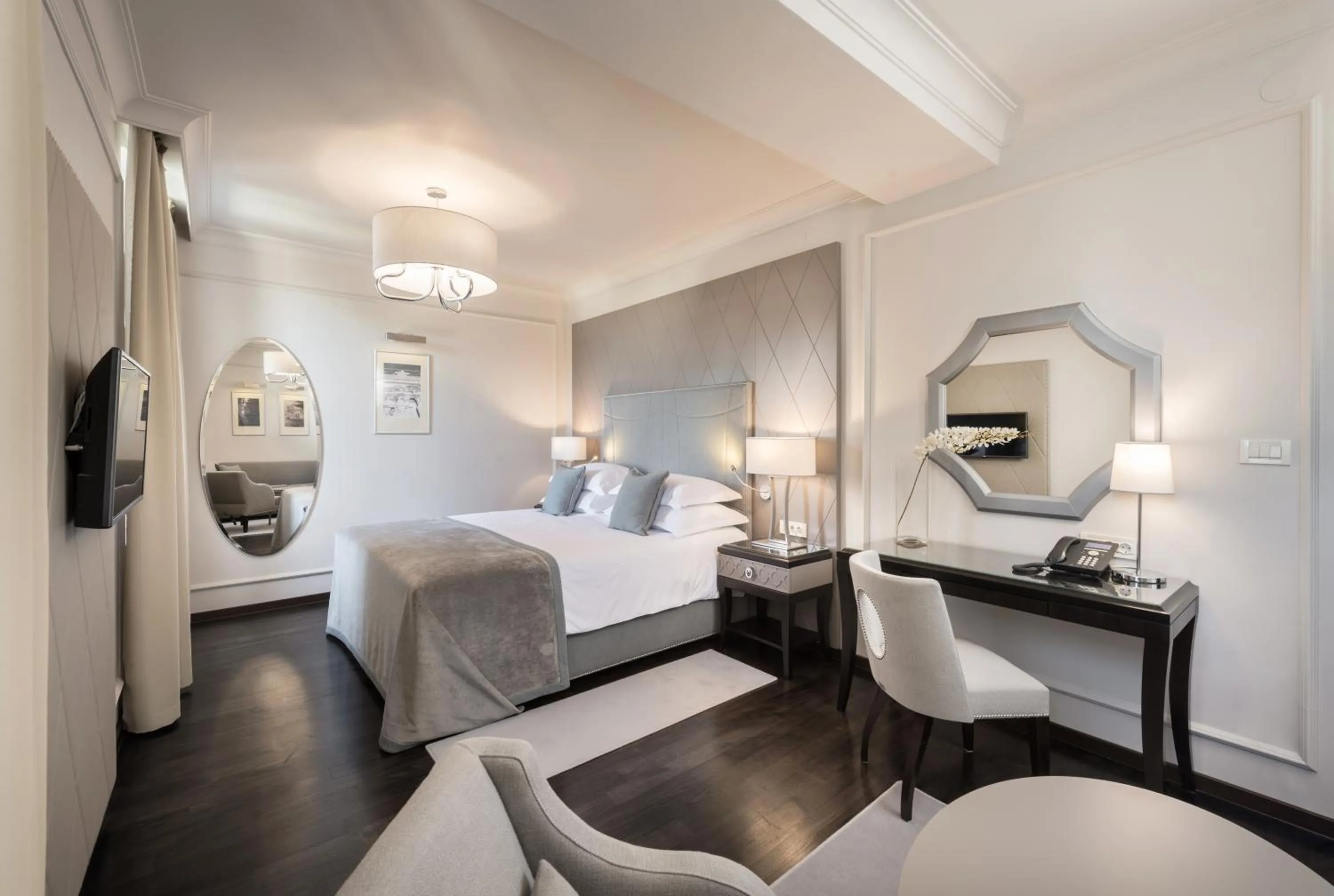 Bedroom, Bed in Bastion Heritage Hotel