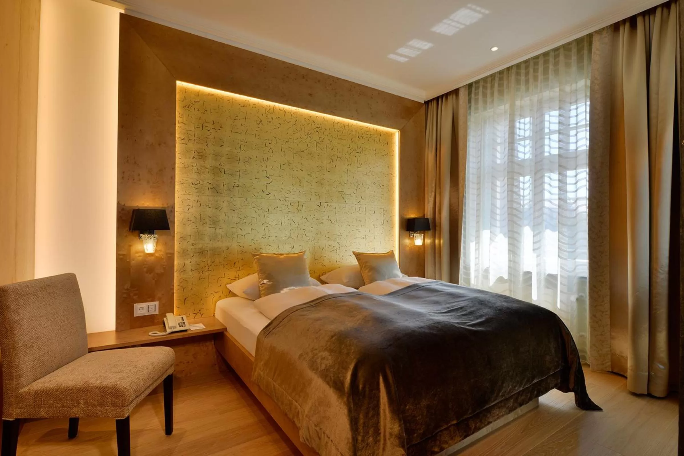 Bedroom, Bed in Hotel Torbräu