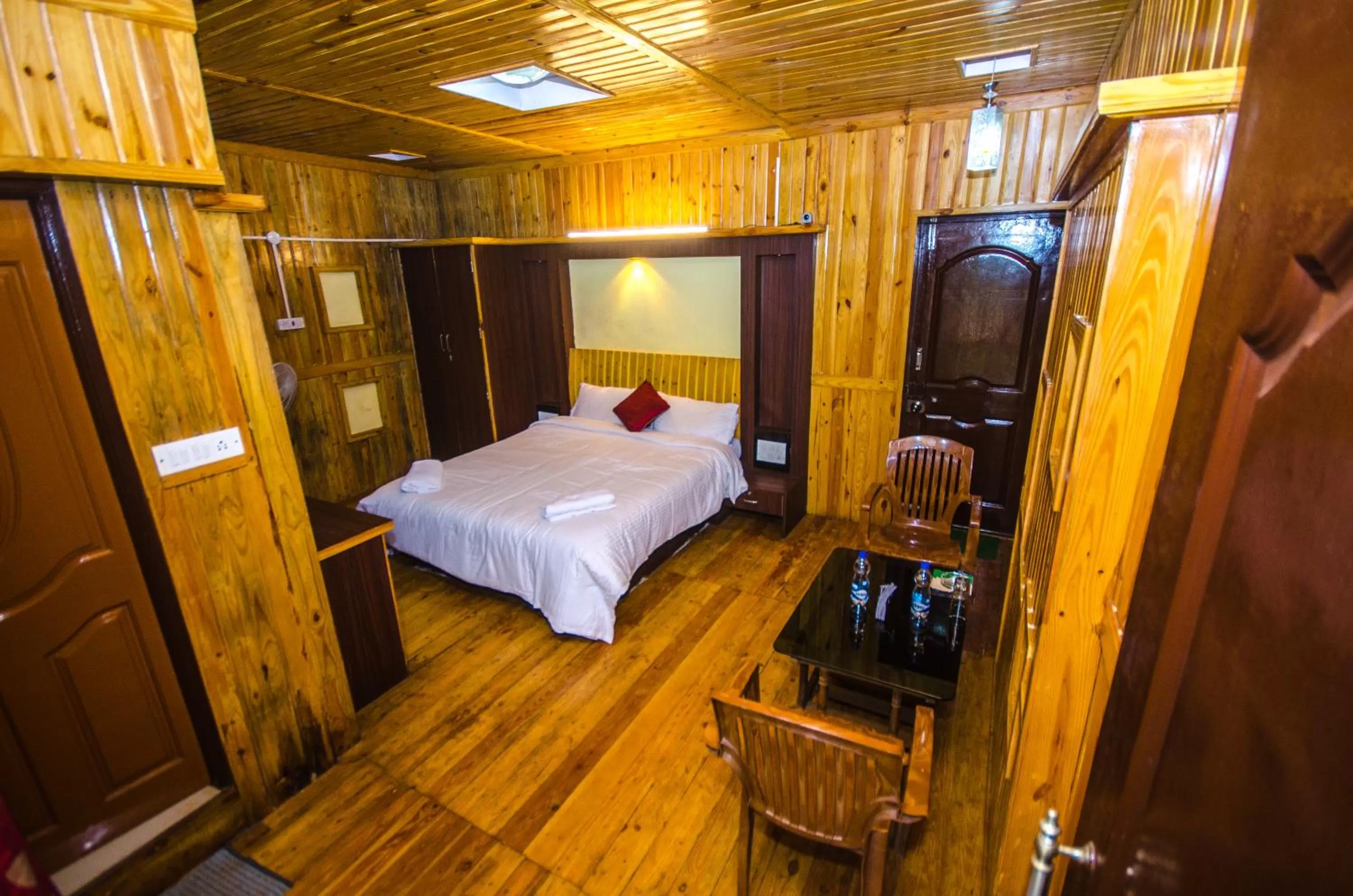 Photo of the whole room, Bed in Greenwood Resort