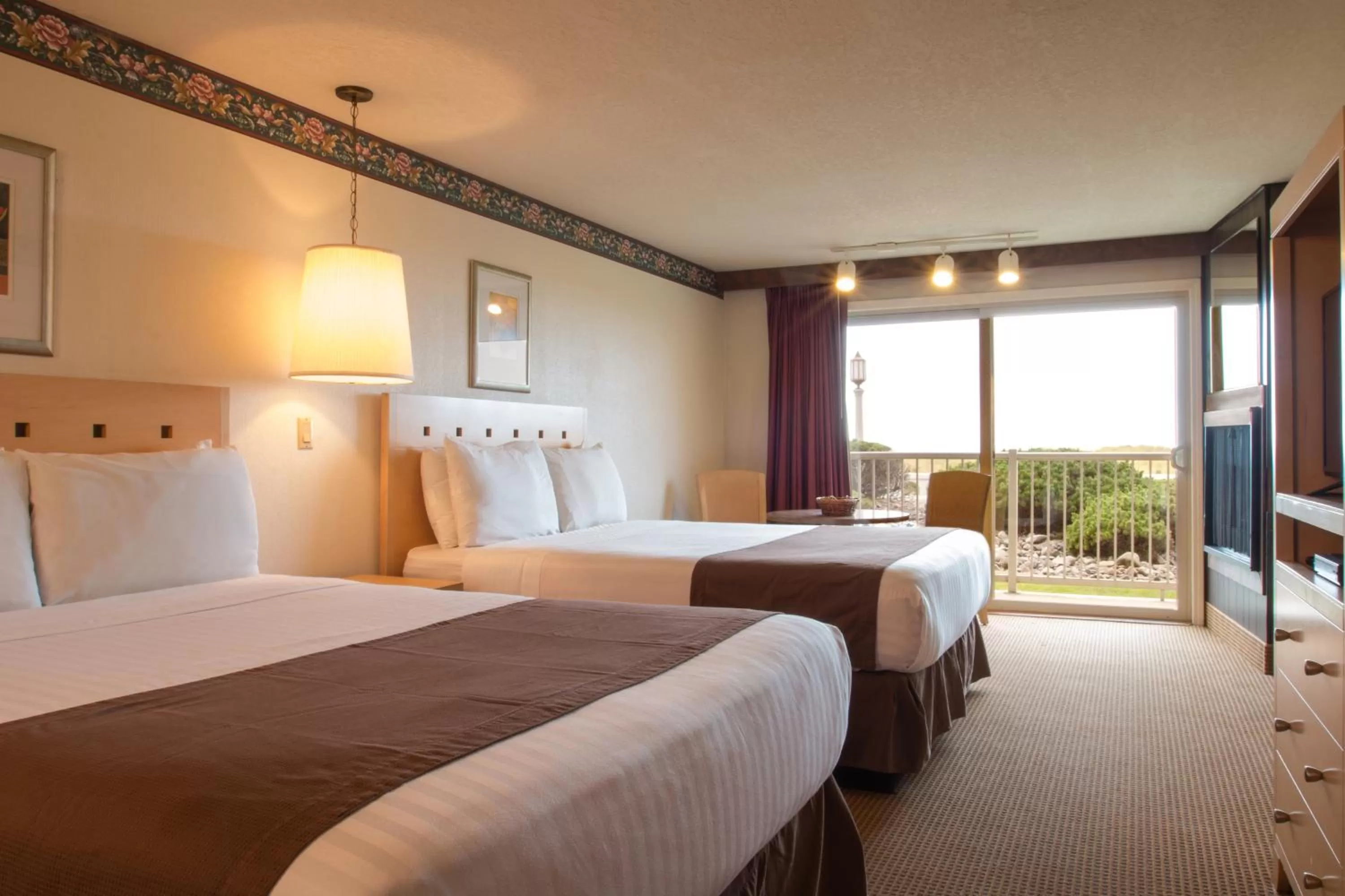 Photo of the whole room, Bed in Hi Tide Oceanfront Inn