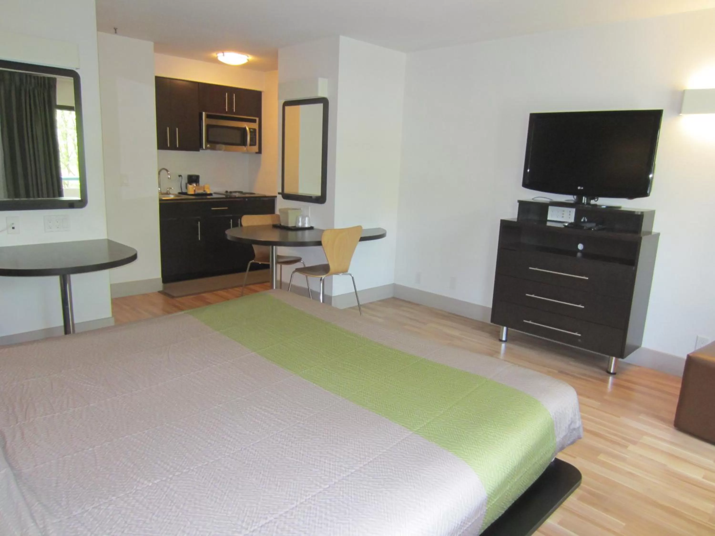 Bedroom, Bed in Studio 6-Concord, CA