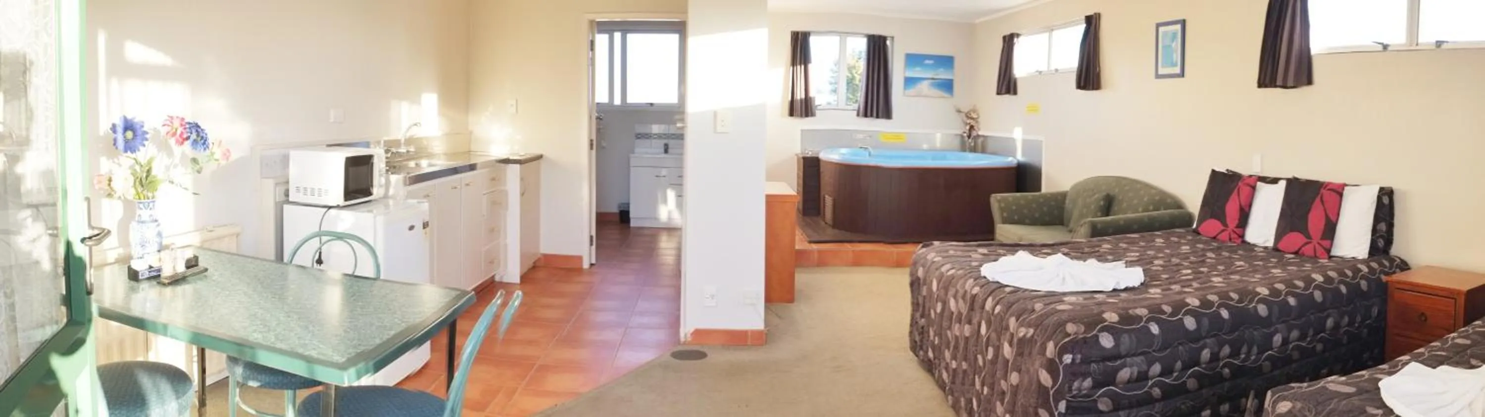 Communal lounge/ TV room, Bed in Gateway International Motel