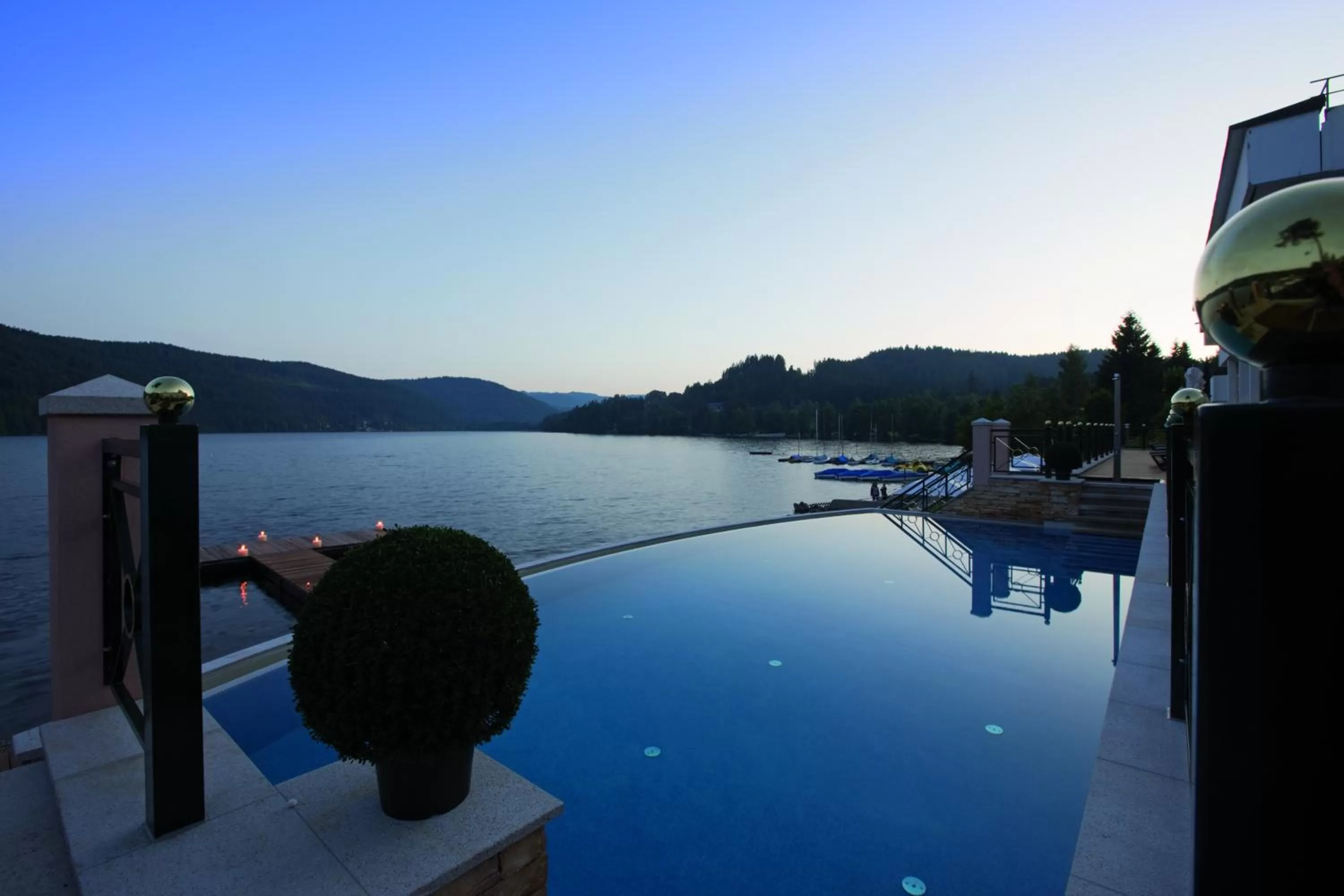 Swimming pool in Treschers Schwarzwald Hotel