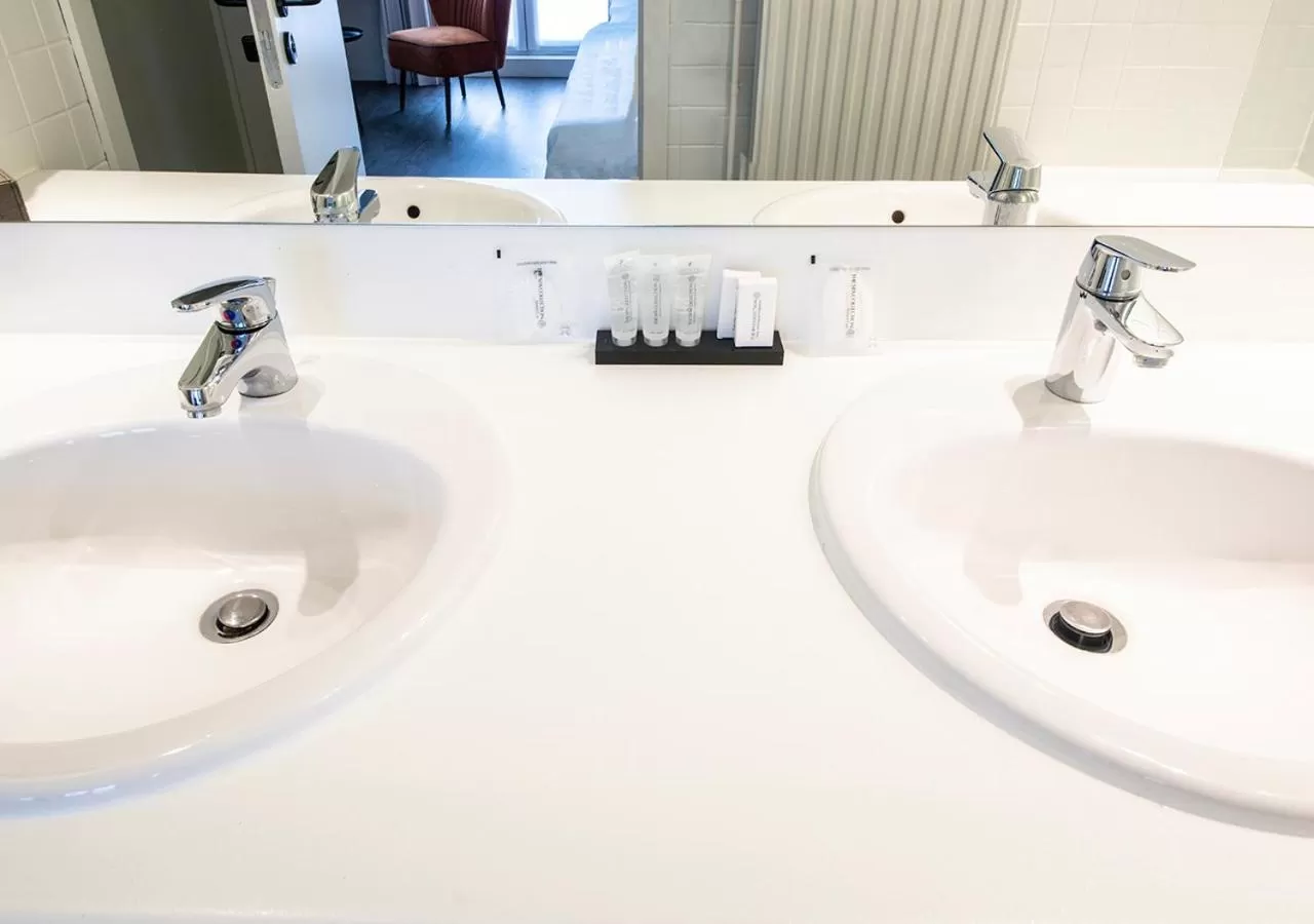 Shower in Hotel Cortina