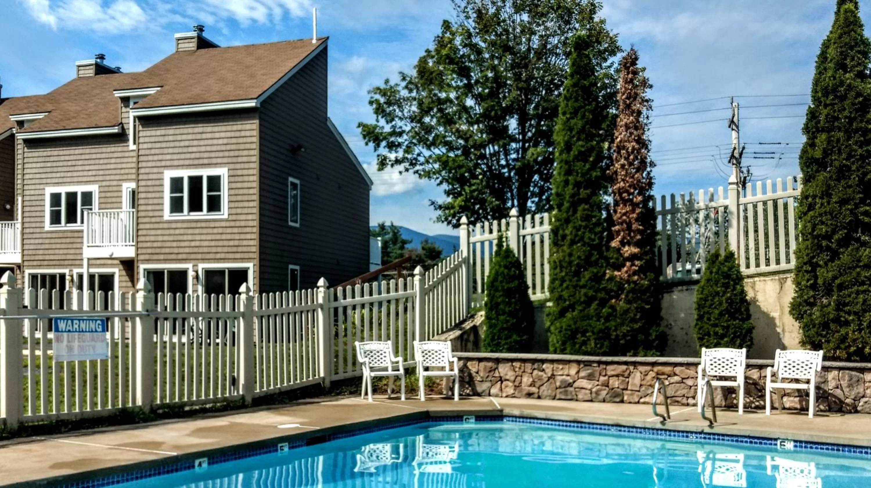 Swimming pool in Cathedral Ledge Resort