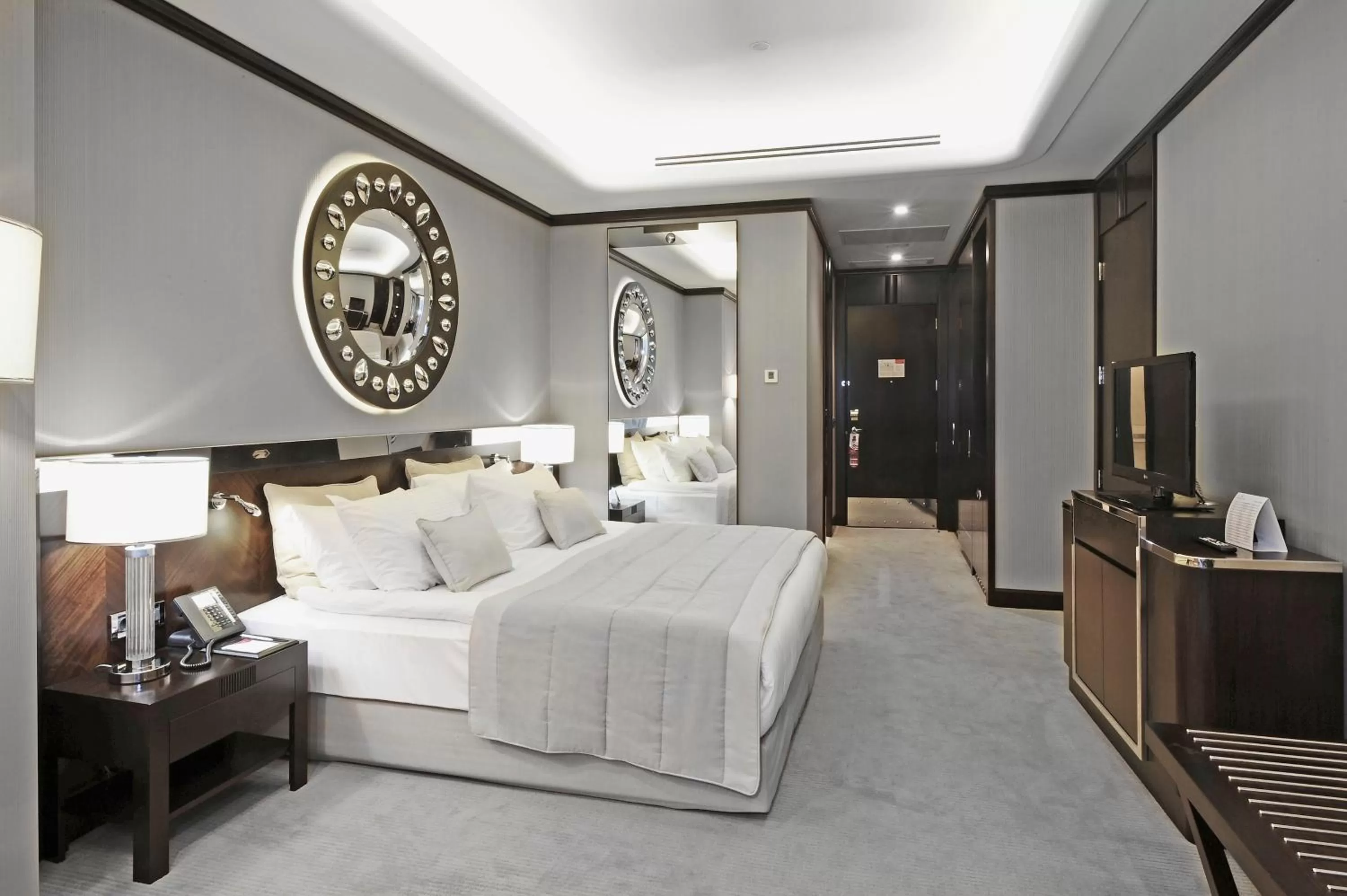 Photo of the whole room, Bed in Crowne Plaza Bursa Convention Center & Thermal Spa by IHG