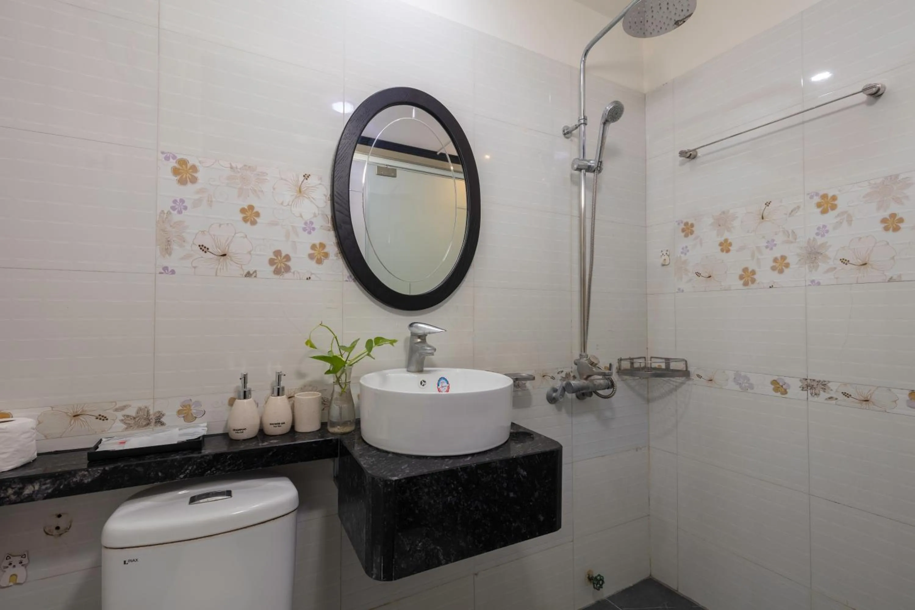 Bathroom in Queen Light Hotel - Ha Noi Old Quater