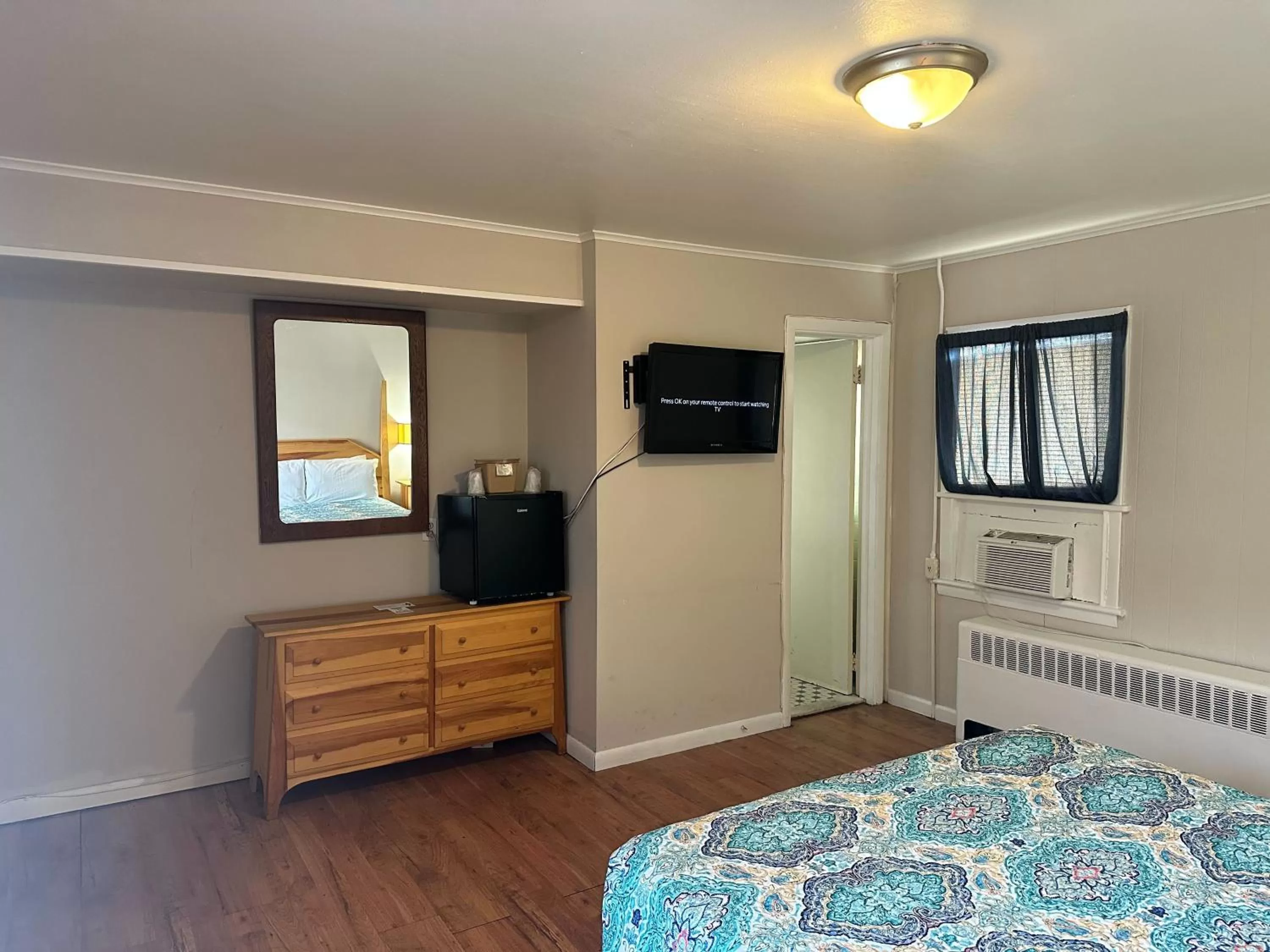 Photo of the whole room, Bed in Community Court Motel