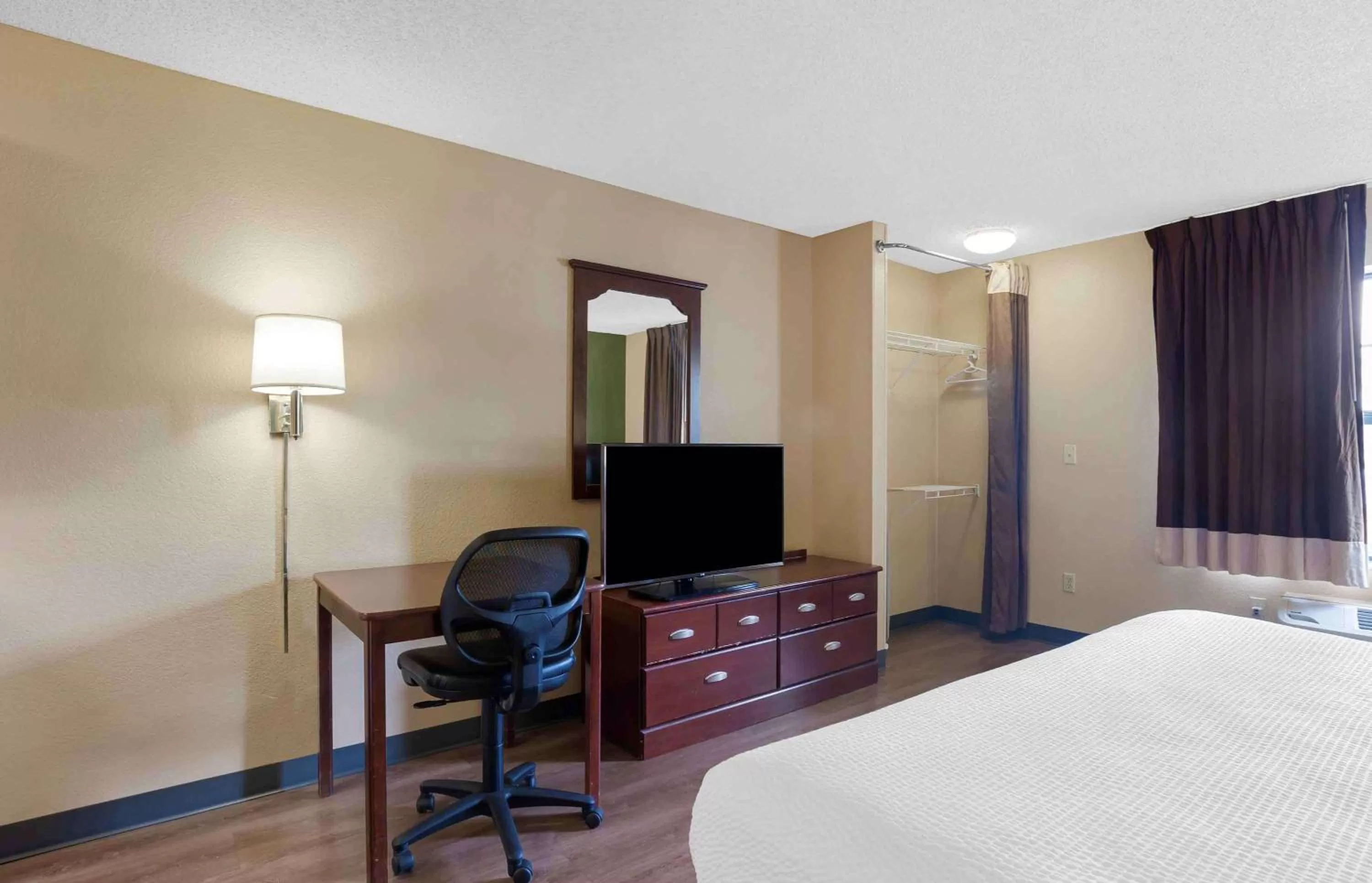 Bedroom, Bed in Extended Stay America Suites - Akron - Copley - East
