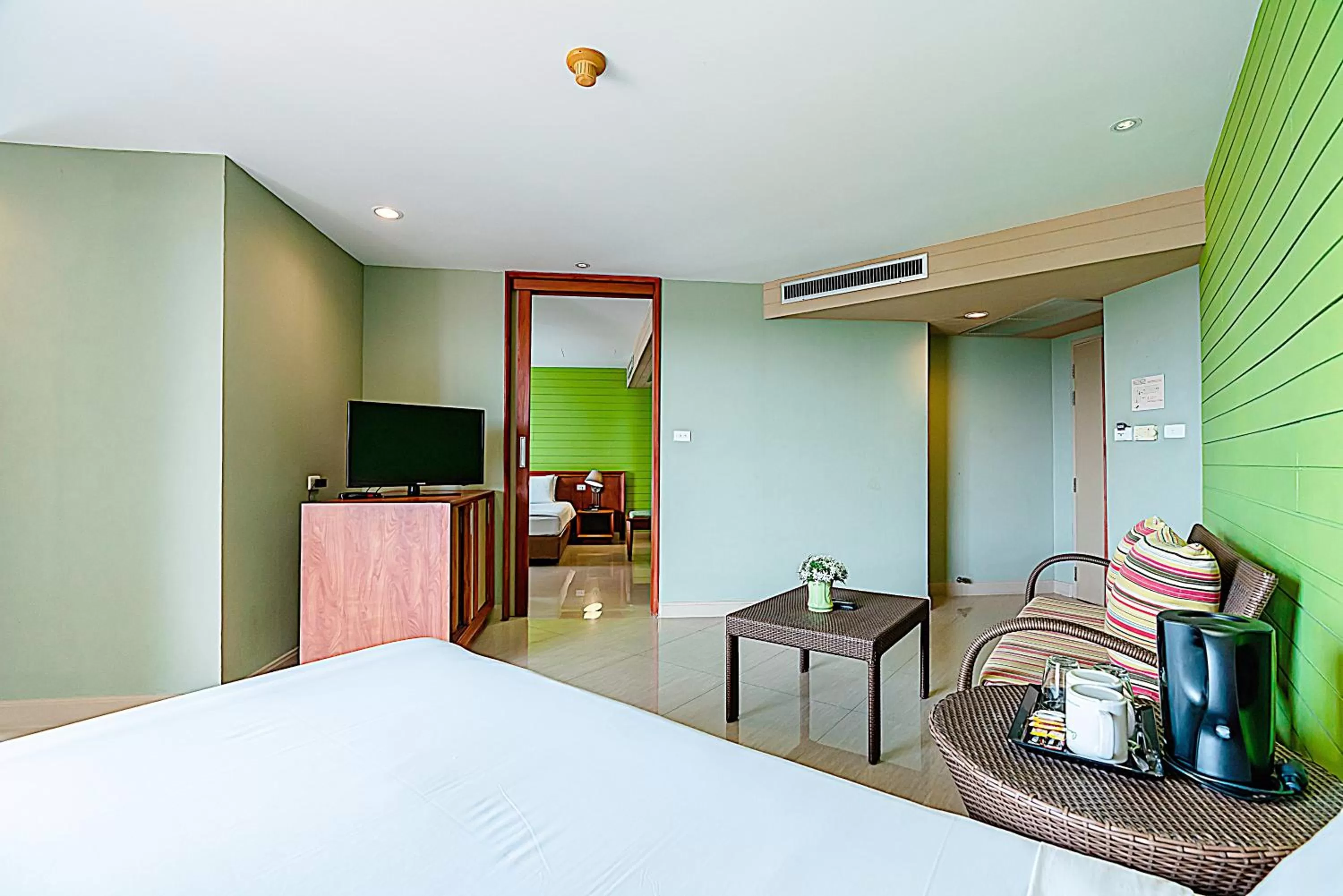 Bedroom, Bed in Long Beach Cha-Am Hotel