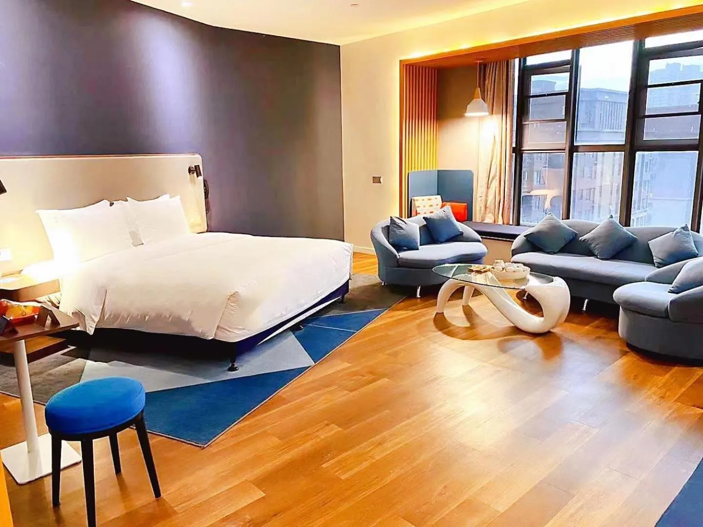 Photo of the whole room, Bed in Holiday Inn Express - Wuhan Optical Valley by IHG