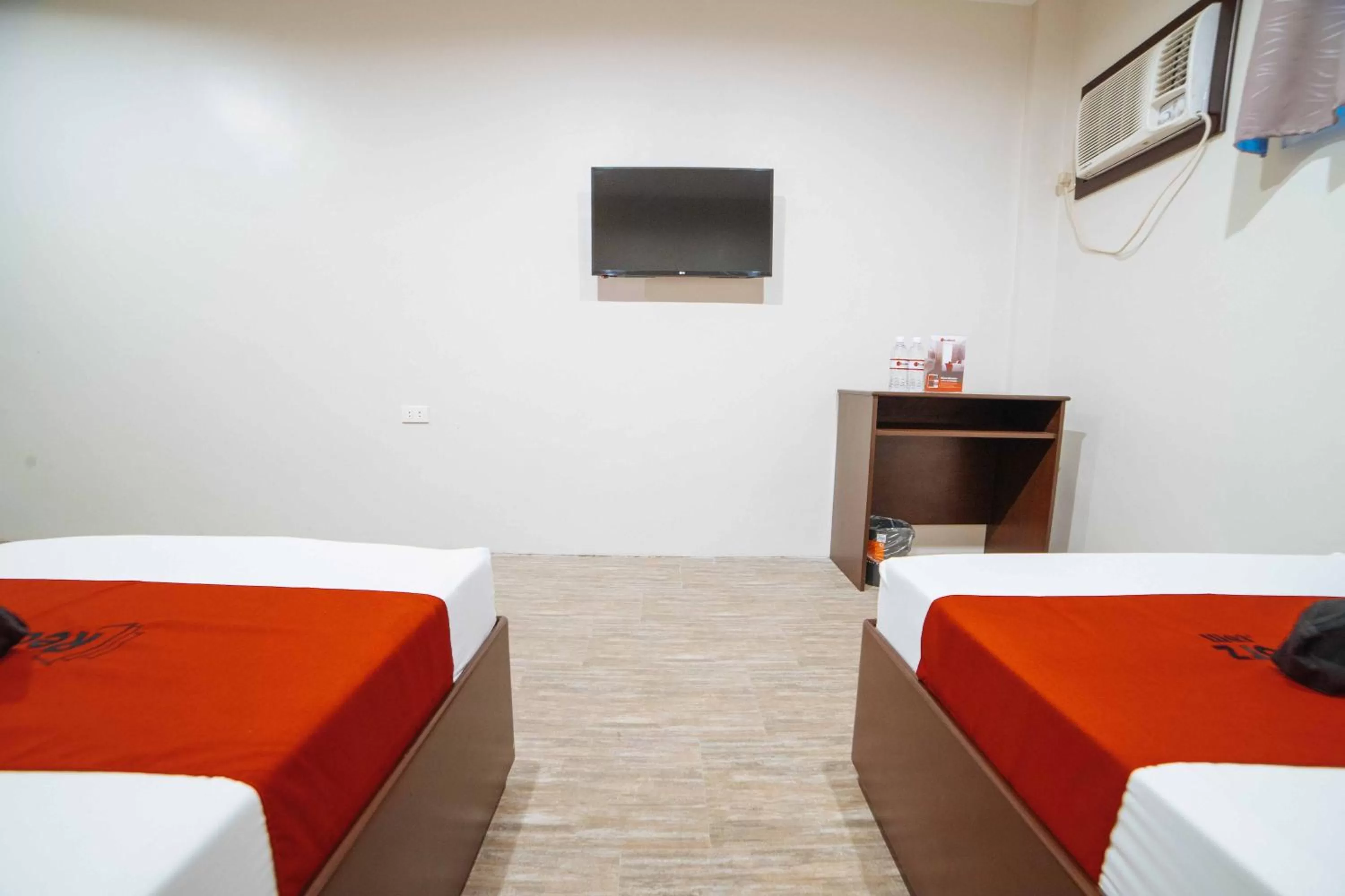 TV and multimedia, Bed in RedDoorz at Travelers Inn Bajada Davao