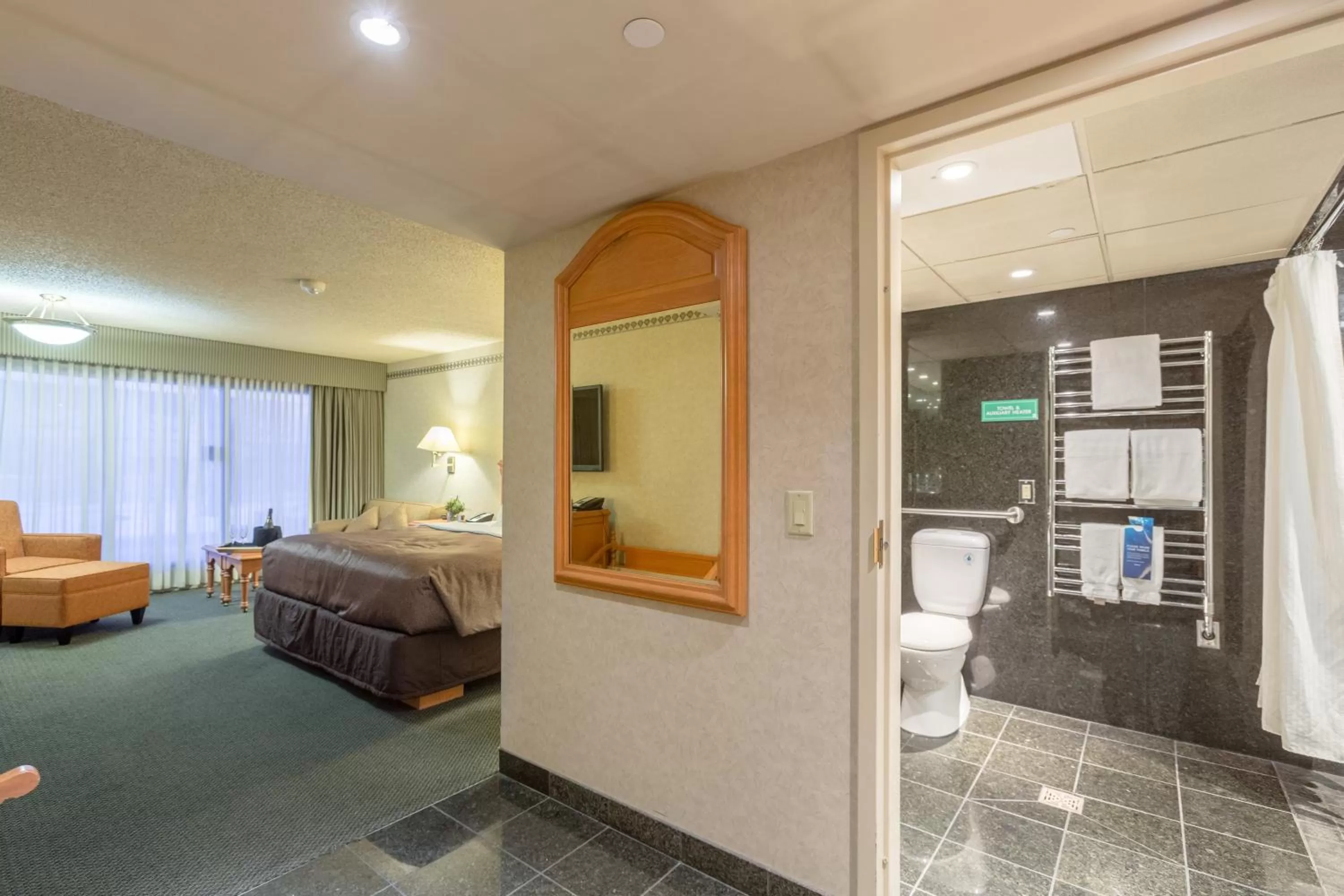 Bathroom, Bed in Banff Park Lodge