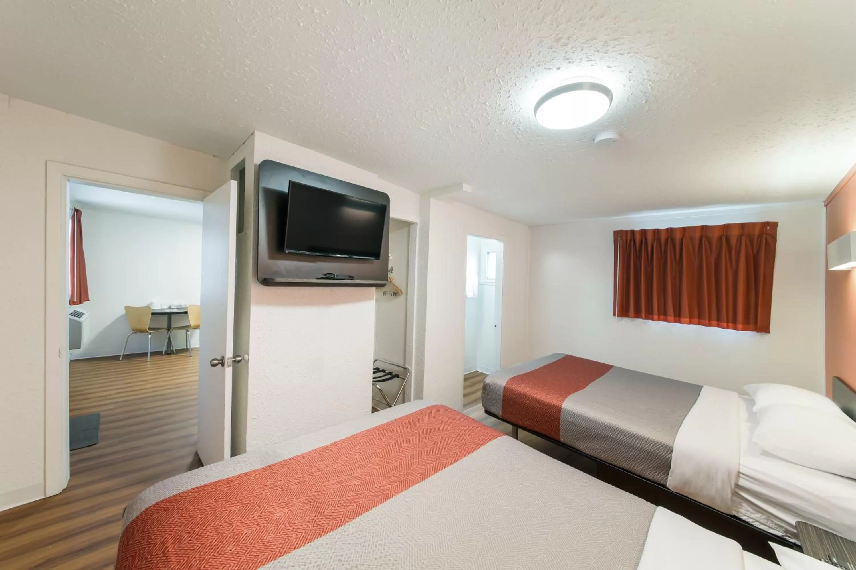 Photo of the whole room, Bed in Motel 6-Cranbrook, BC