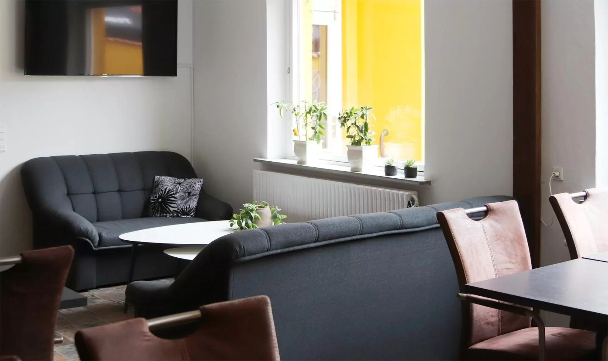 Communal lounge/ TV room in Kanns Hotel