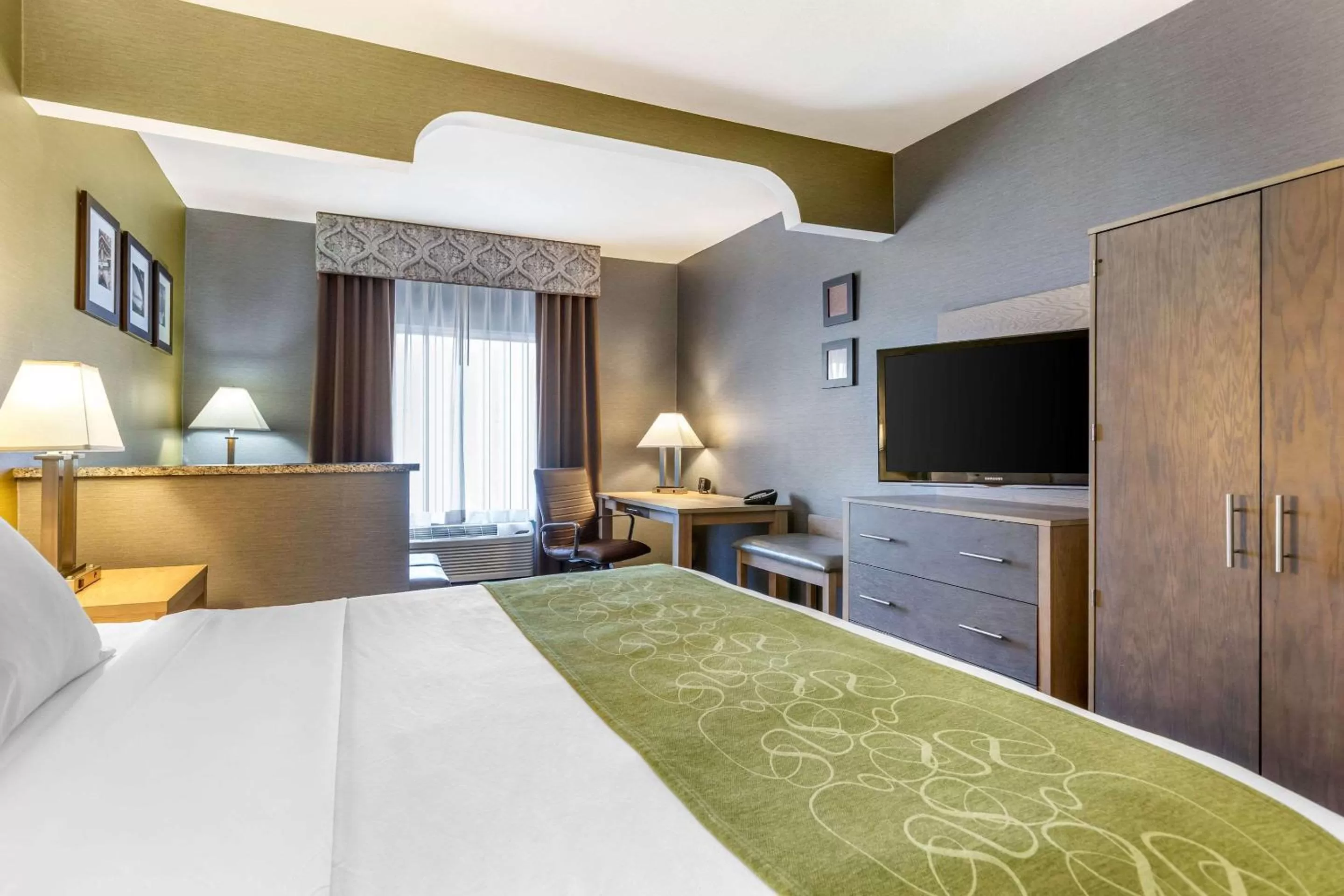 Photo of the whole room, Bed in Comfort Suites Southgate-Detroit