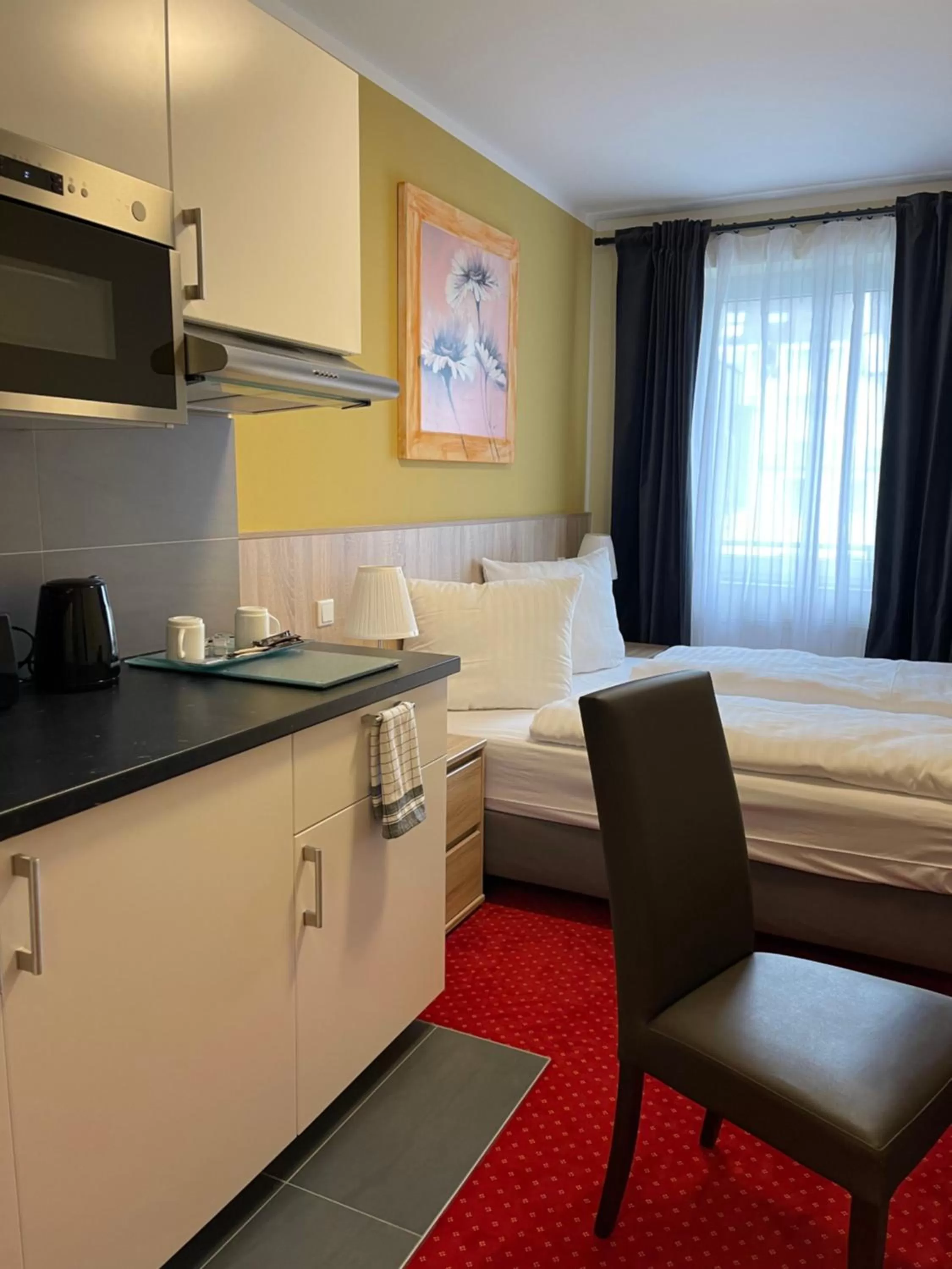 Kitchen or kitchenette, Bed in Palm Premium Hotel & Apartments