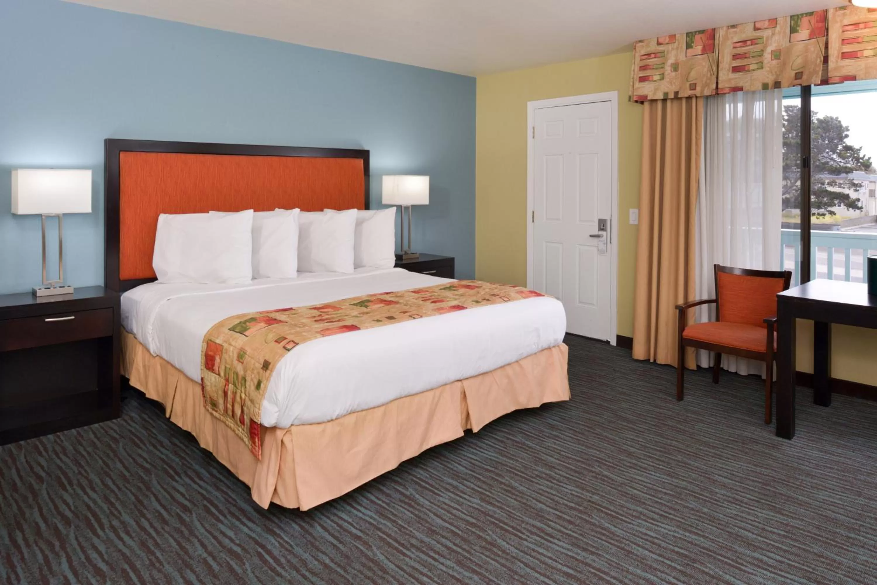 Bed in Bay View Inn - Morro Bay