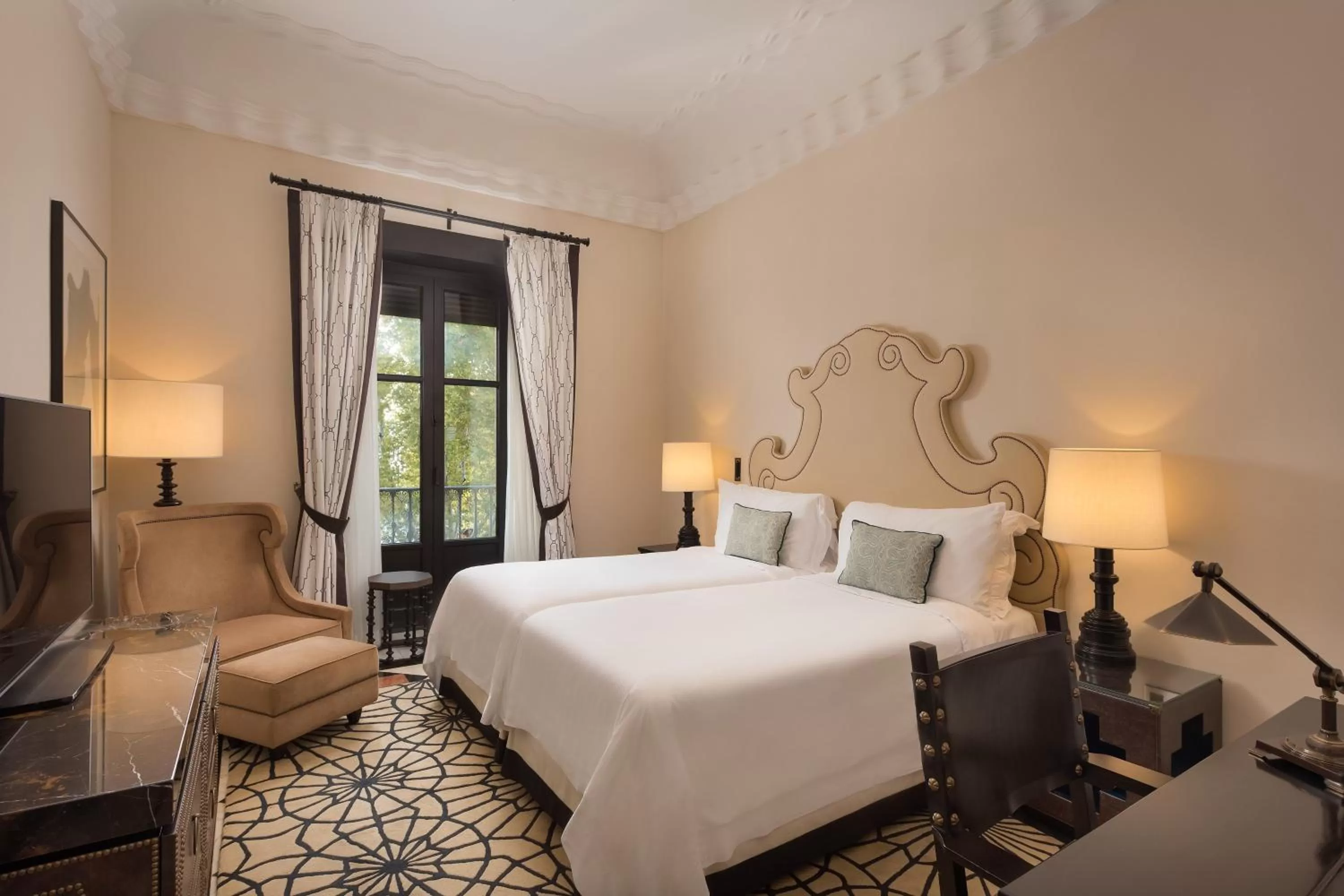 Photo of the whole room, Bed in Hotel Alfonso XIII, a Luxury Collection Hotel, Seville