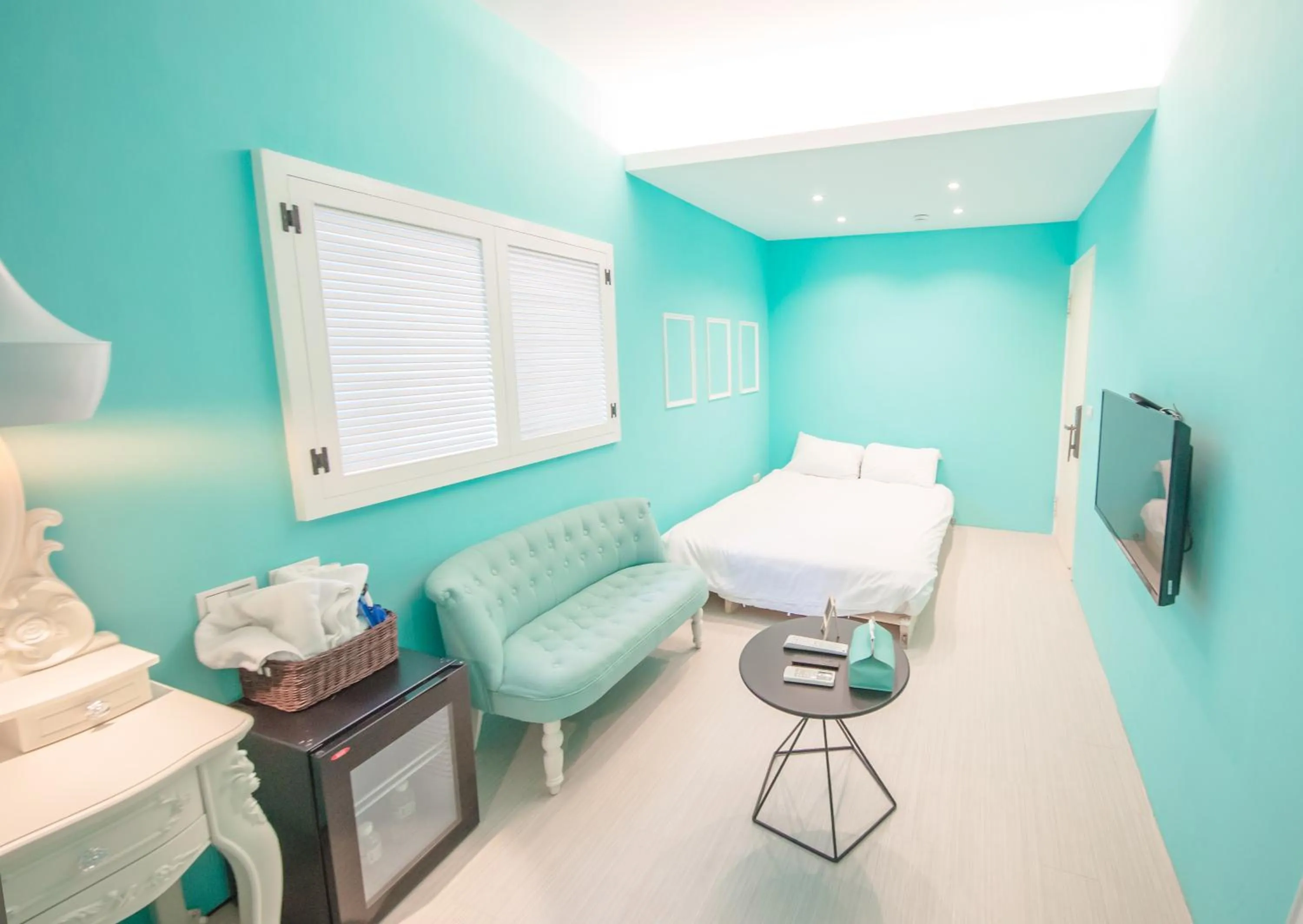 Photo of the whole room, Bed in Urban