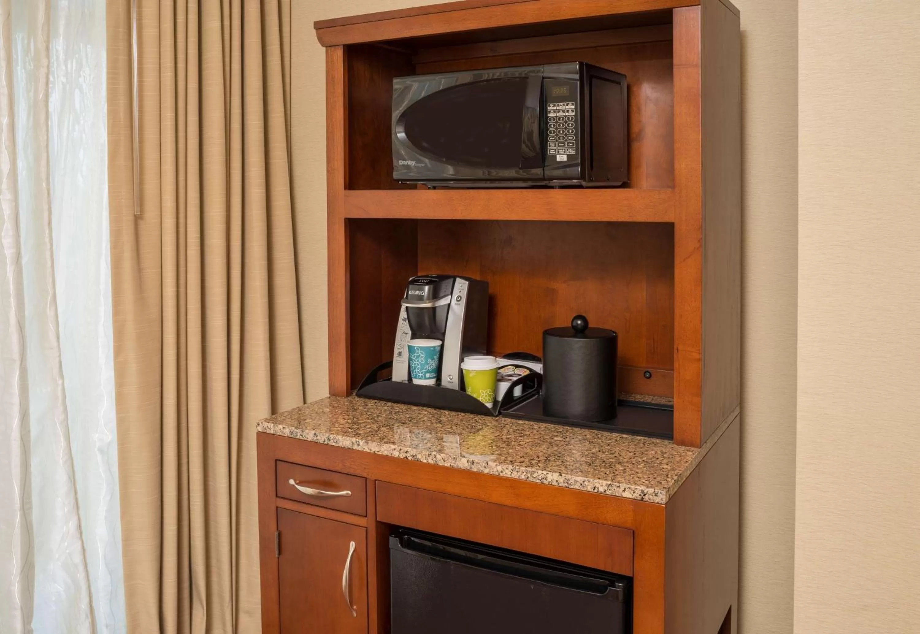 Photo of the whole room in Hilton Garden Inn Alexandria Old Town National Harbor