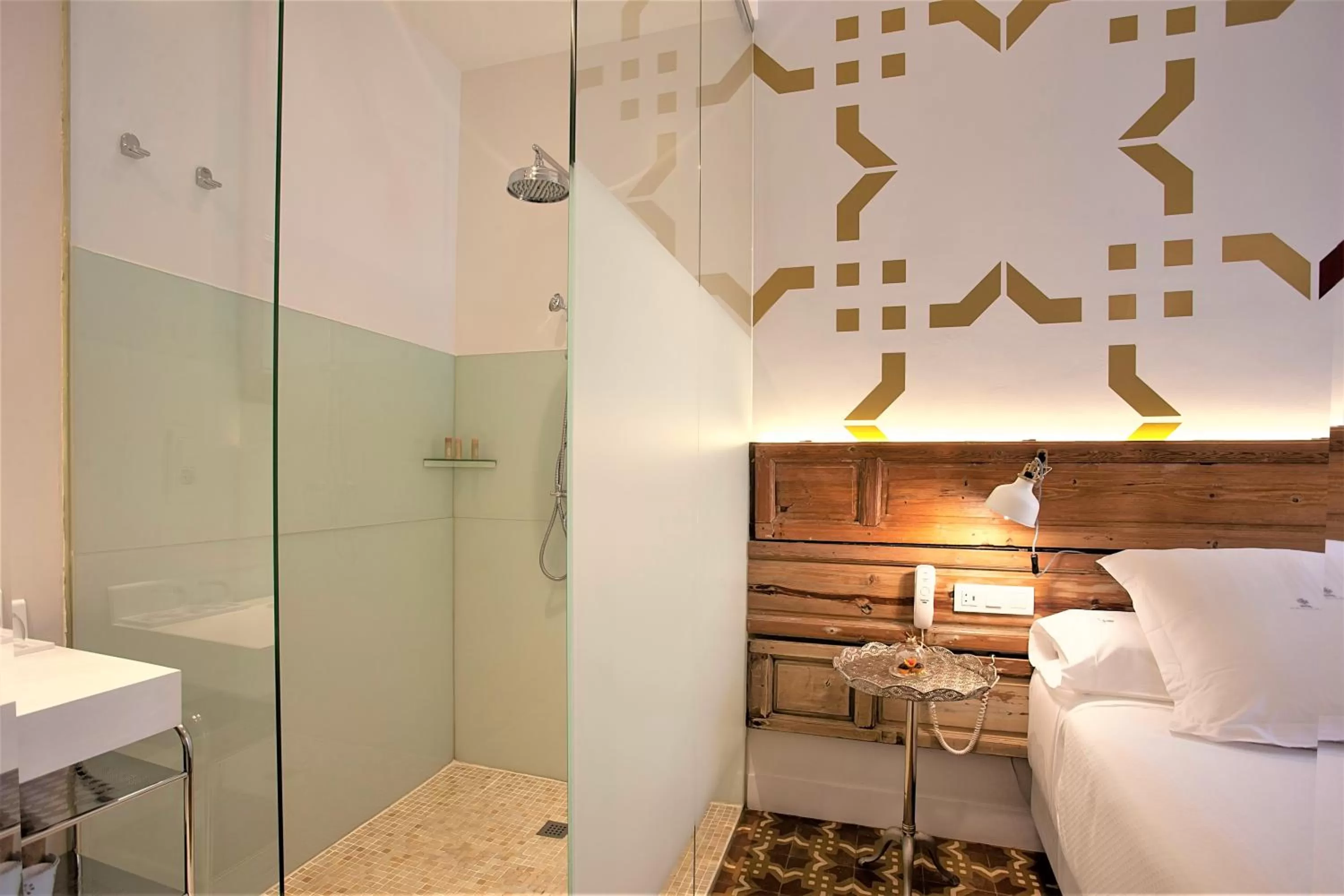 Shower, Bed in Hotel Madinat