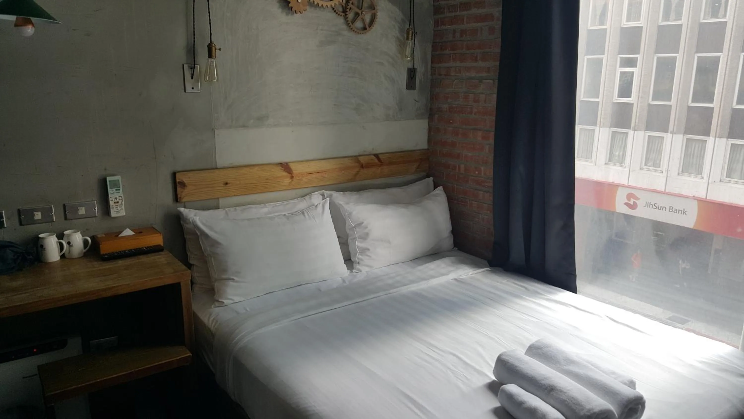 Bed in 禾裕 北車 Hey!U