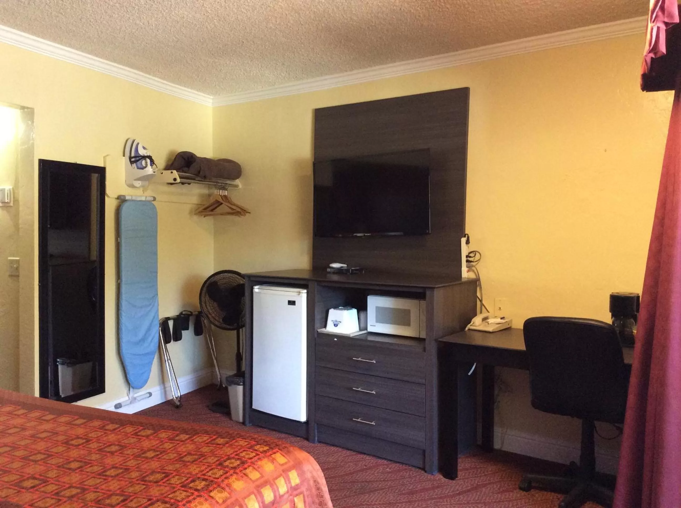 TV and multimedia in Americas Best Value Presidents Inn on Munras