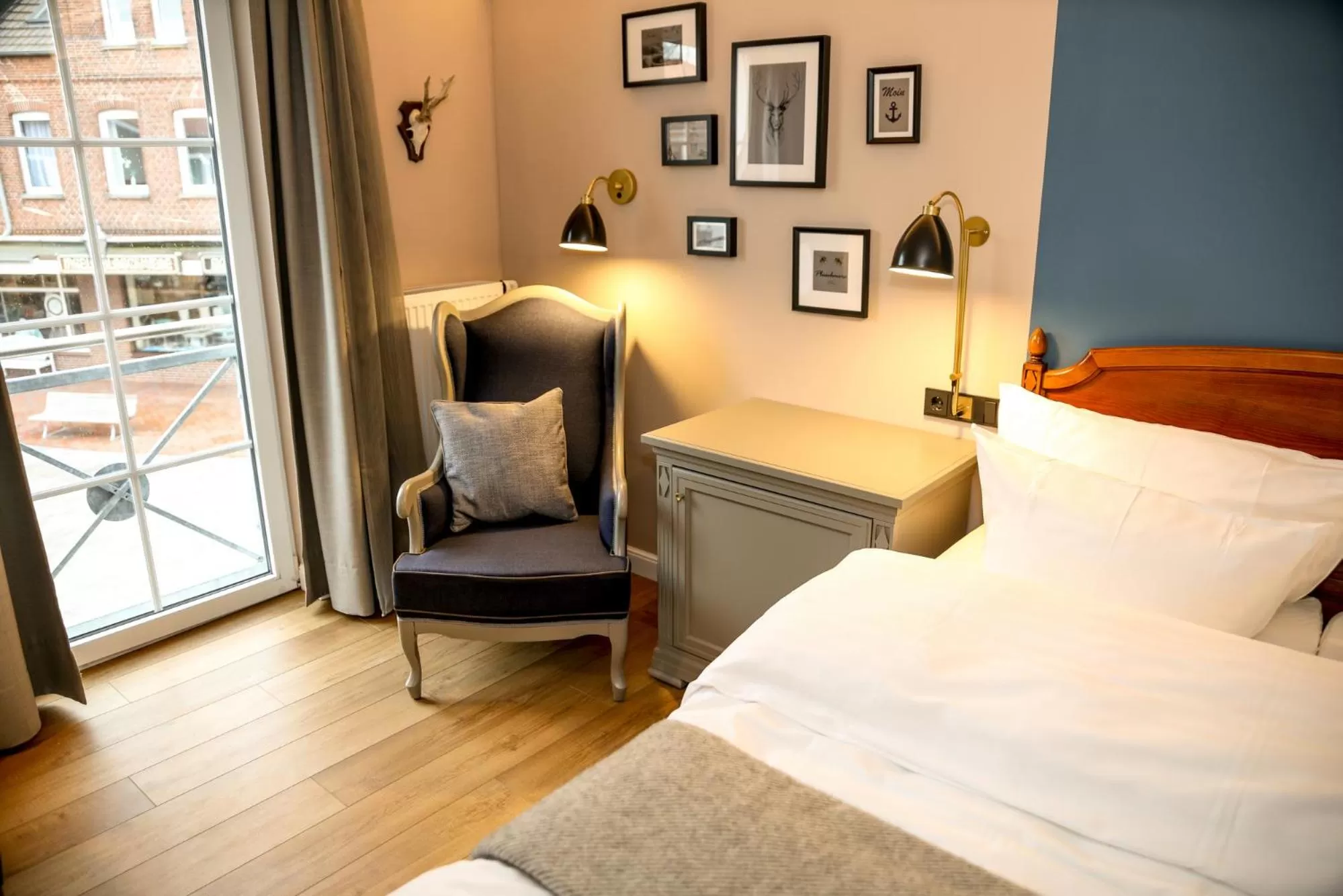 Seating area, Bed in Nordseehotel Kröger