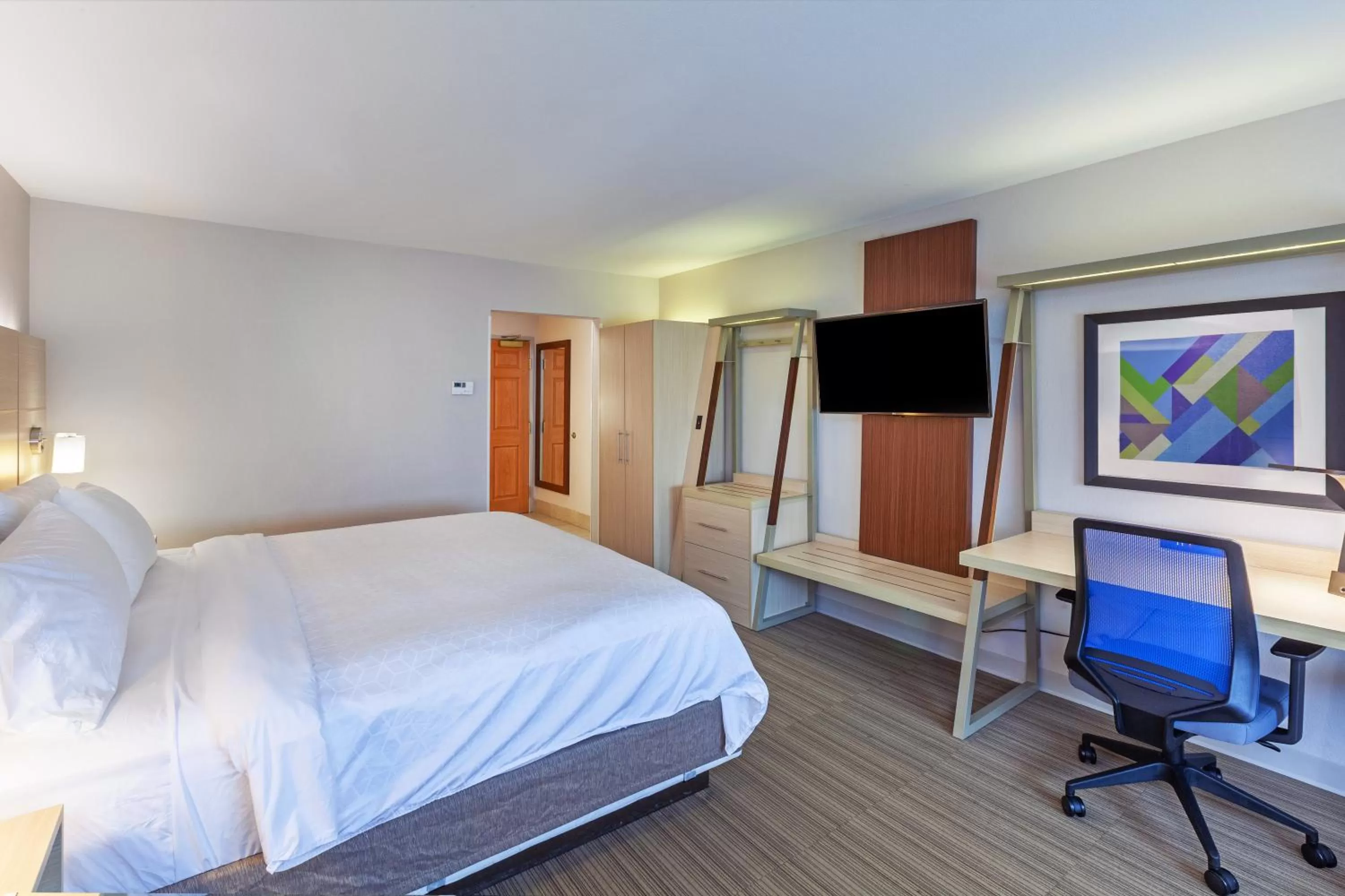 Photo of the whole room, Bed in Holiday Inn Express Hotel and Suites Jenks by IHG