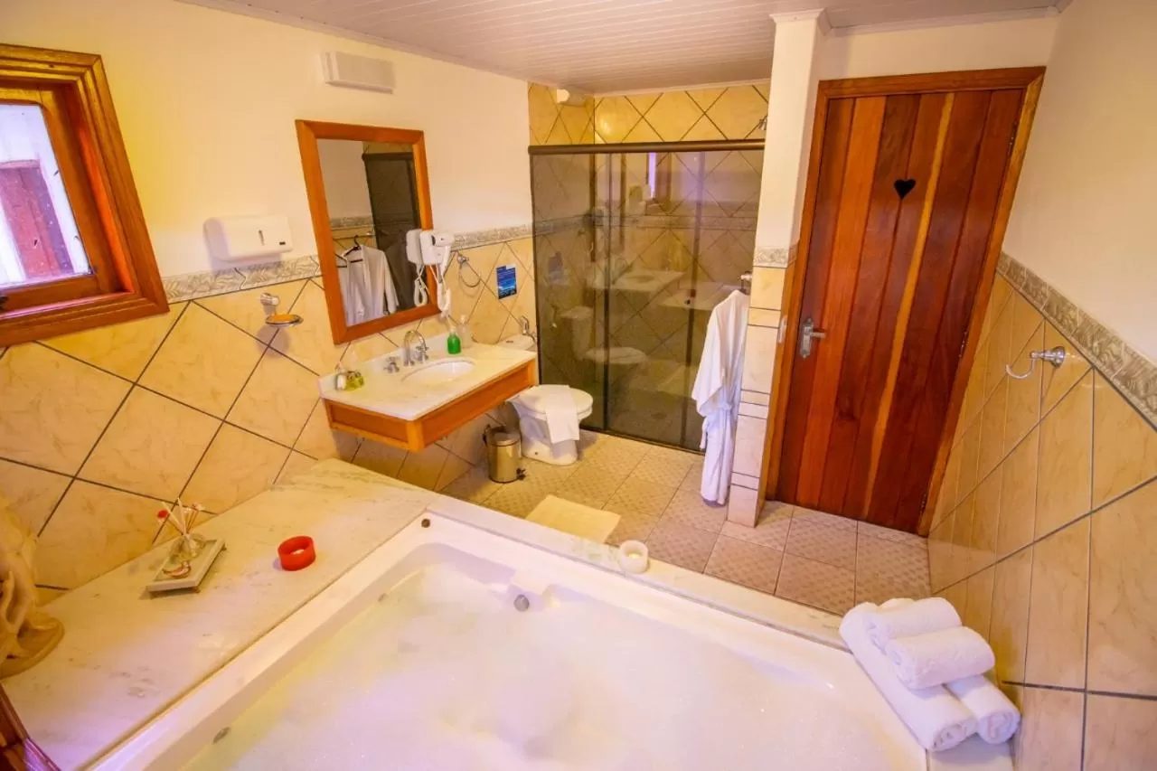 Shower, Bathroom in Pousada Ricanto Amore Mio