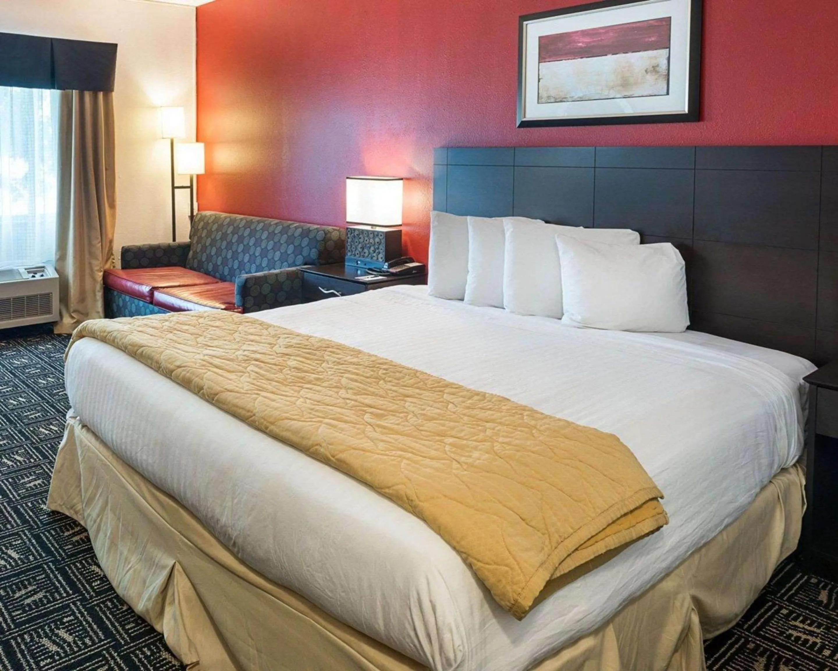 Photo of the whole room, Bed in Quality Inn Brooklyn Center