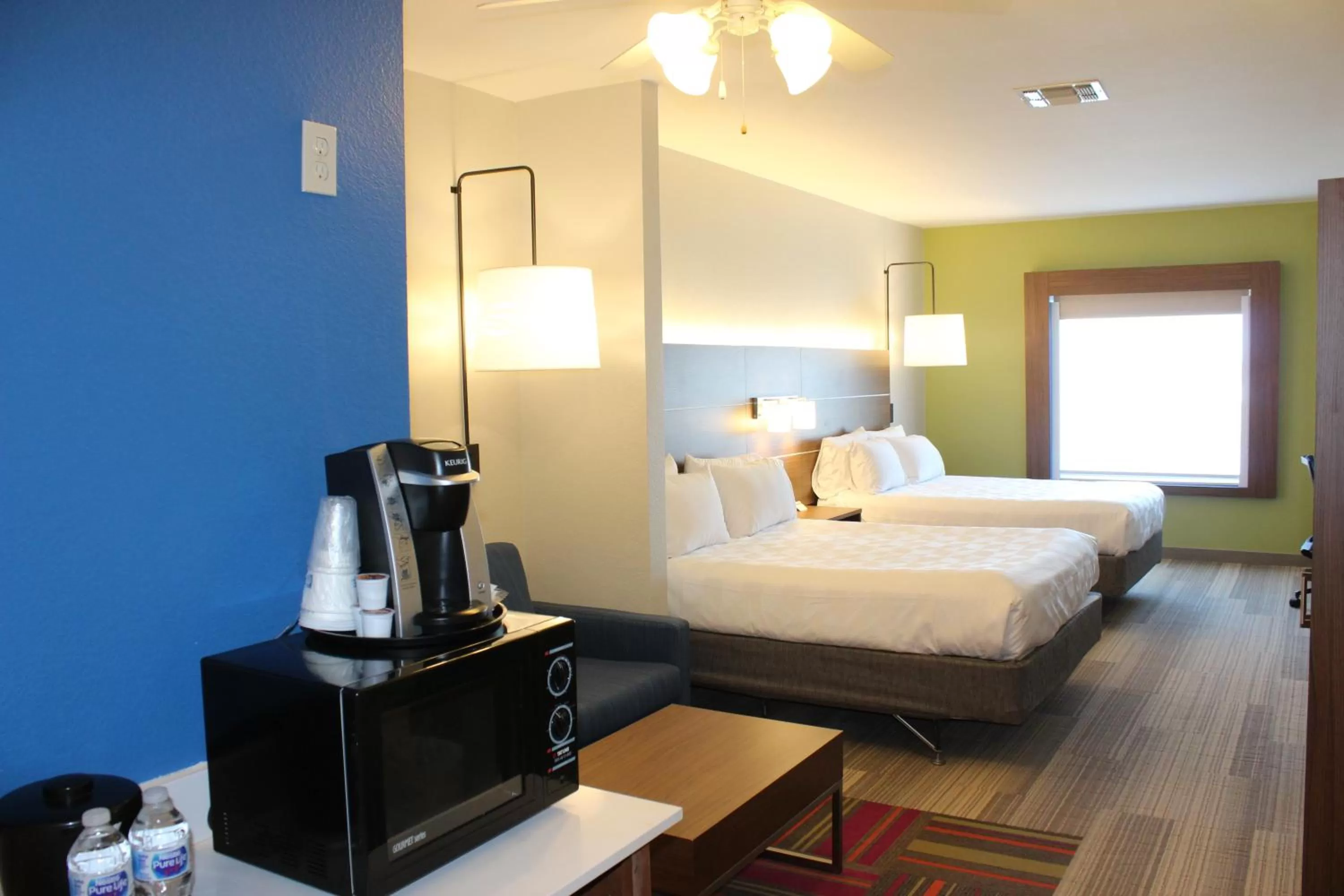 Photo of the whole room, Bed in Holiday Inn Express Hotel & Suites Mansfield by IHG