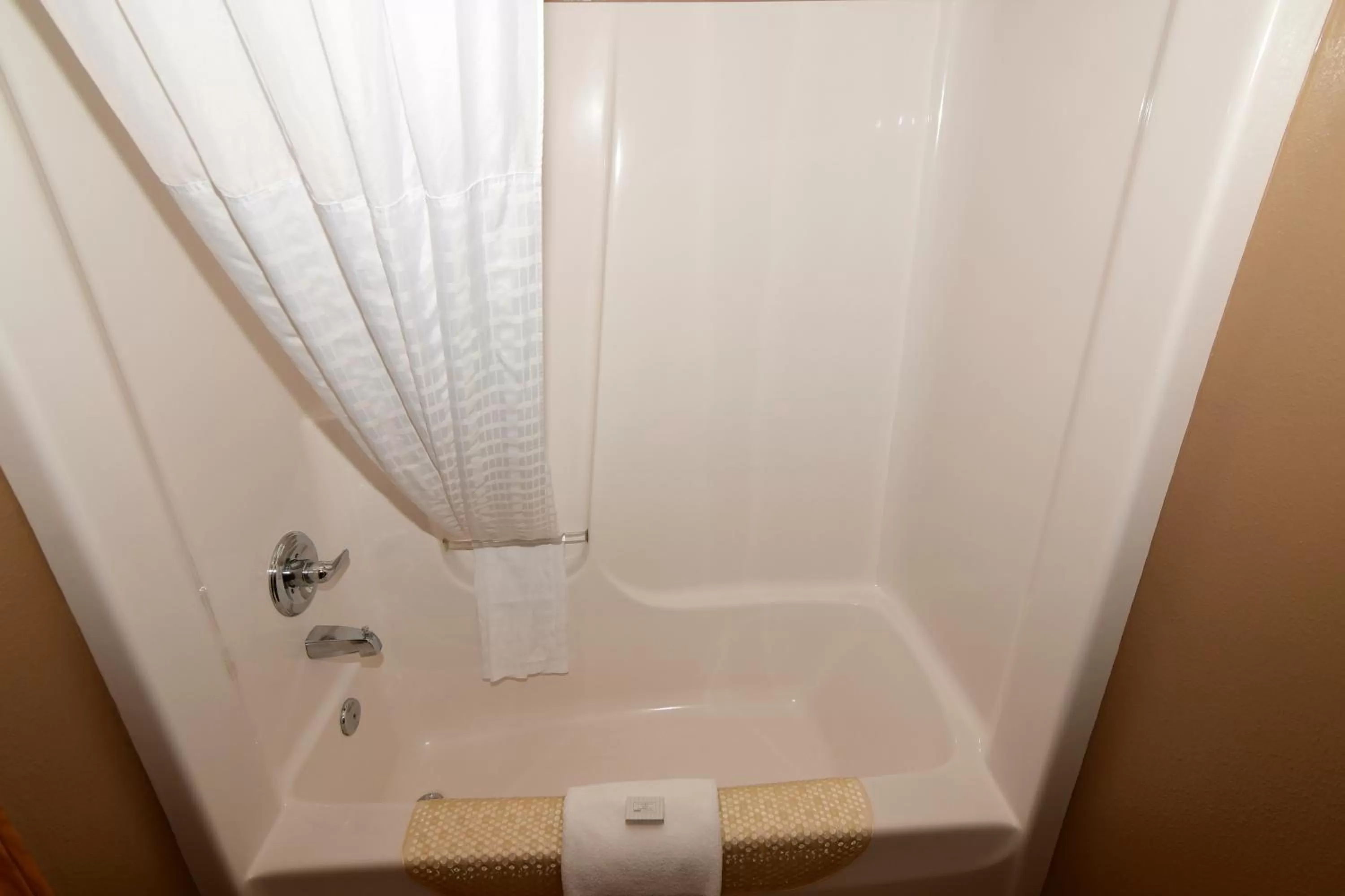 Bath in Cobblestone Inn & Suites - Denison | Majestic Hills