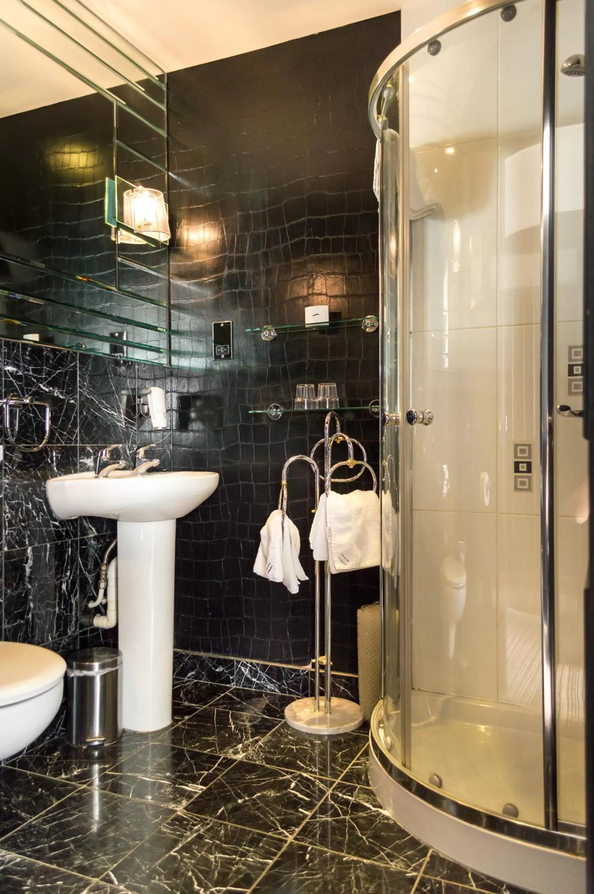 Shower in Suncliff Hotel - OCEANA COLLECTION