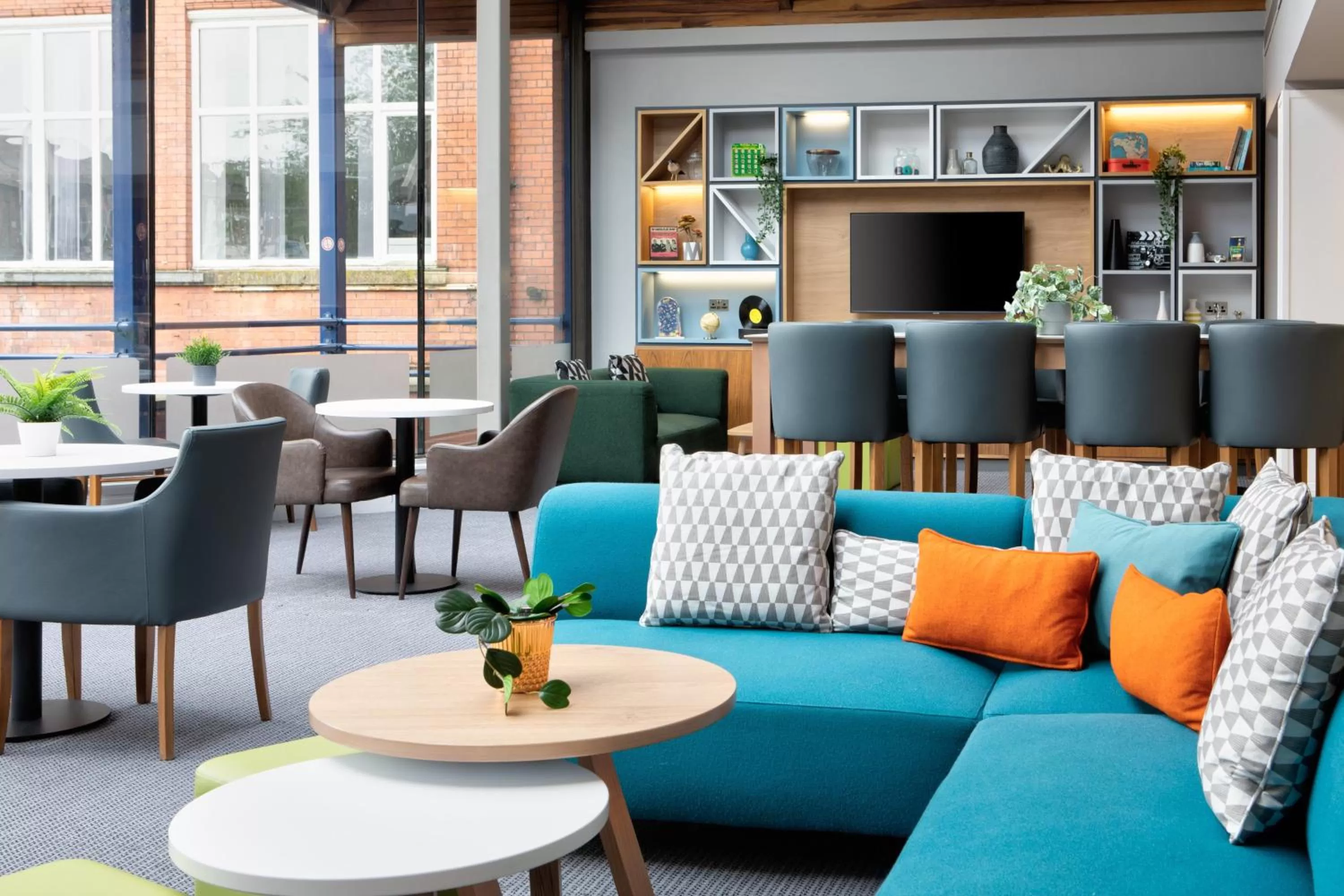 Lounge or bar in Holiday Inn Bolton Centre by IHG