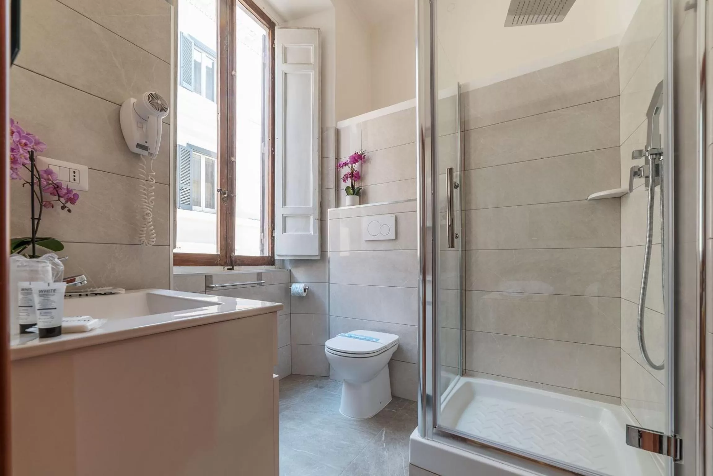 Shower in Hotel Mimosa Pantheon